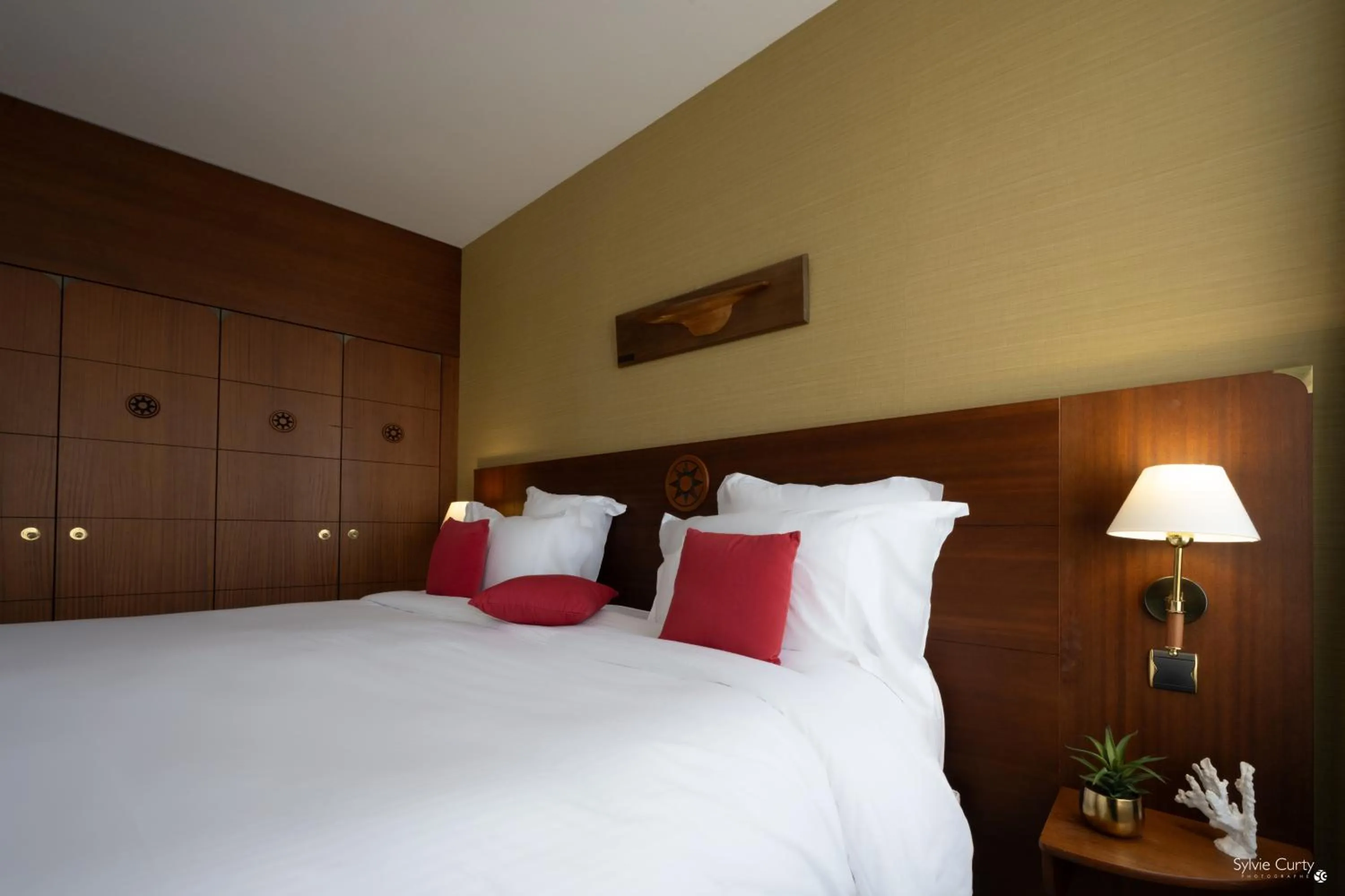 Bedroom, Bed in Hôtel Le Yachtman, The Originals Collection