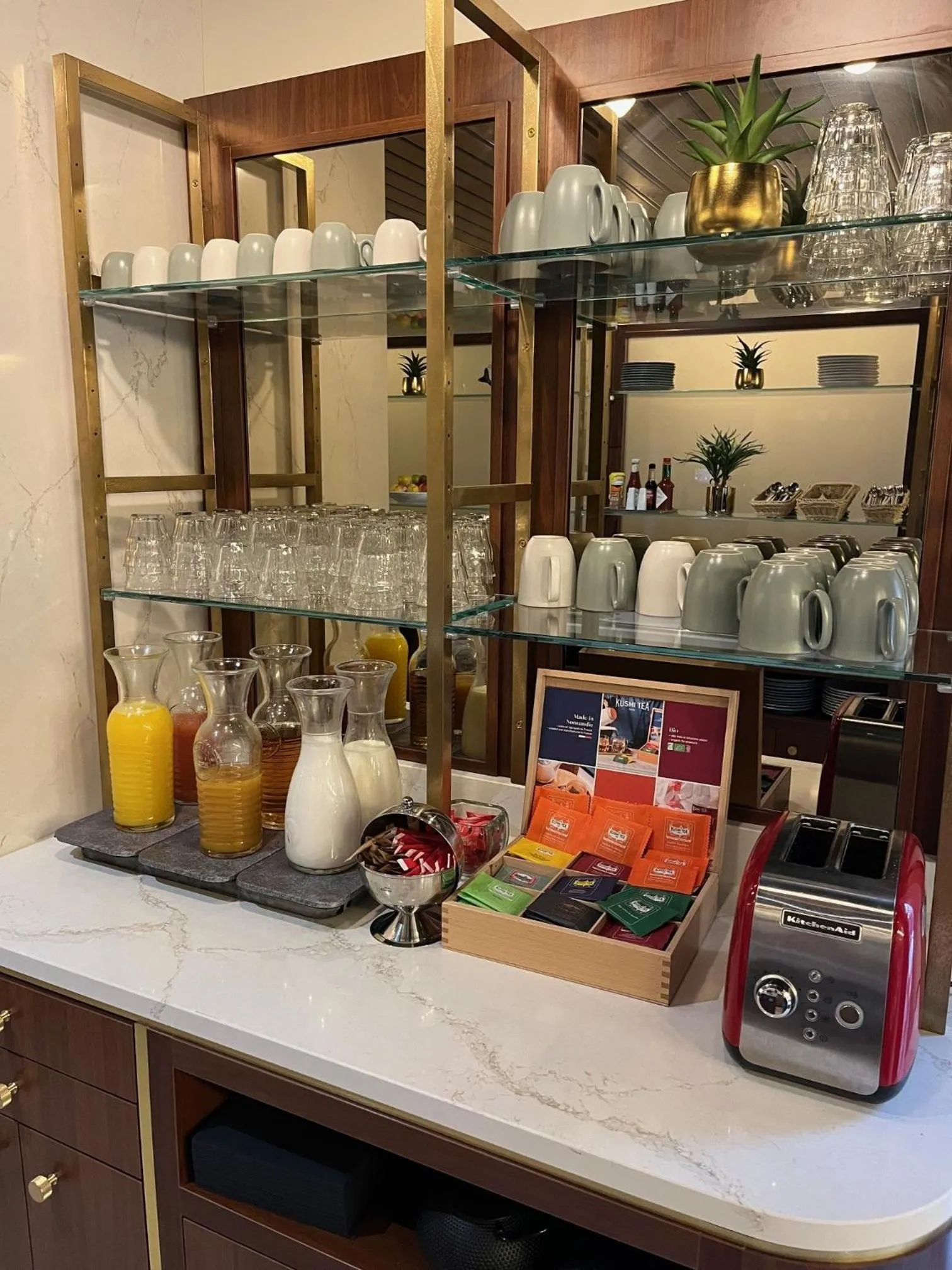 Breakfast in Hôtel Le Yachtman, The Originals Collection