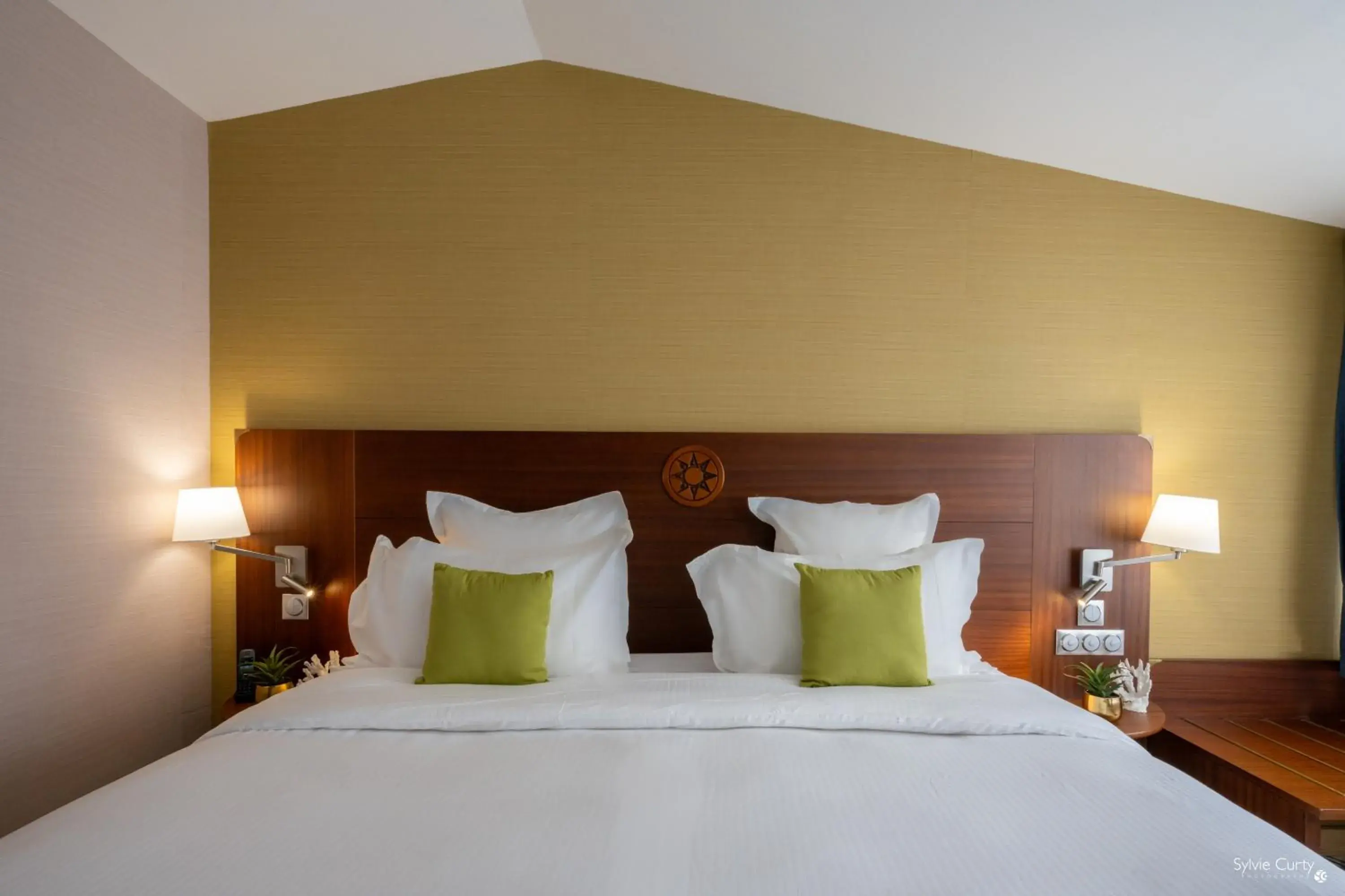 Junior Suite with Sea View or Swimming pool View in Hôtel Le Yachtman, The Originals Collection Junior Suite with Sea View or Swimming pool View in Hôtel Le Yachtman, The Originals Collection