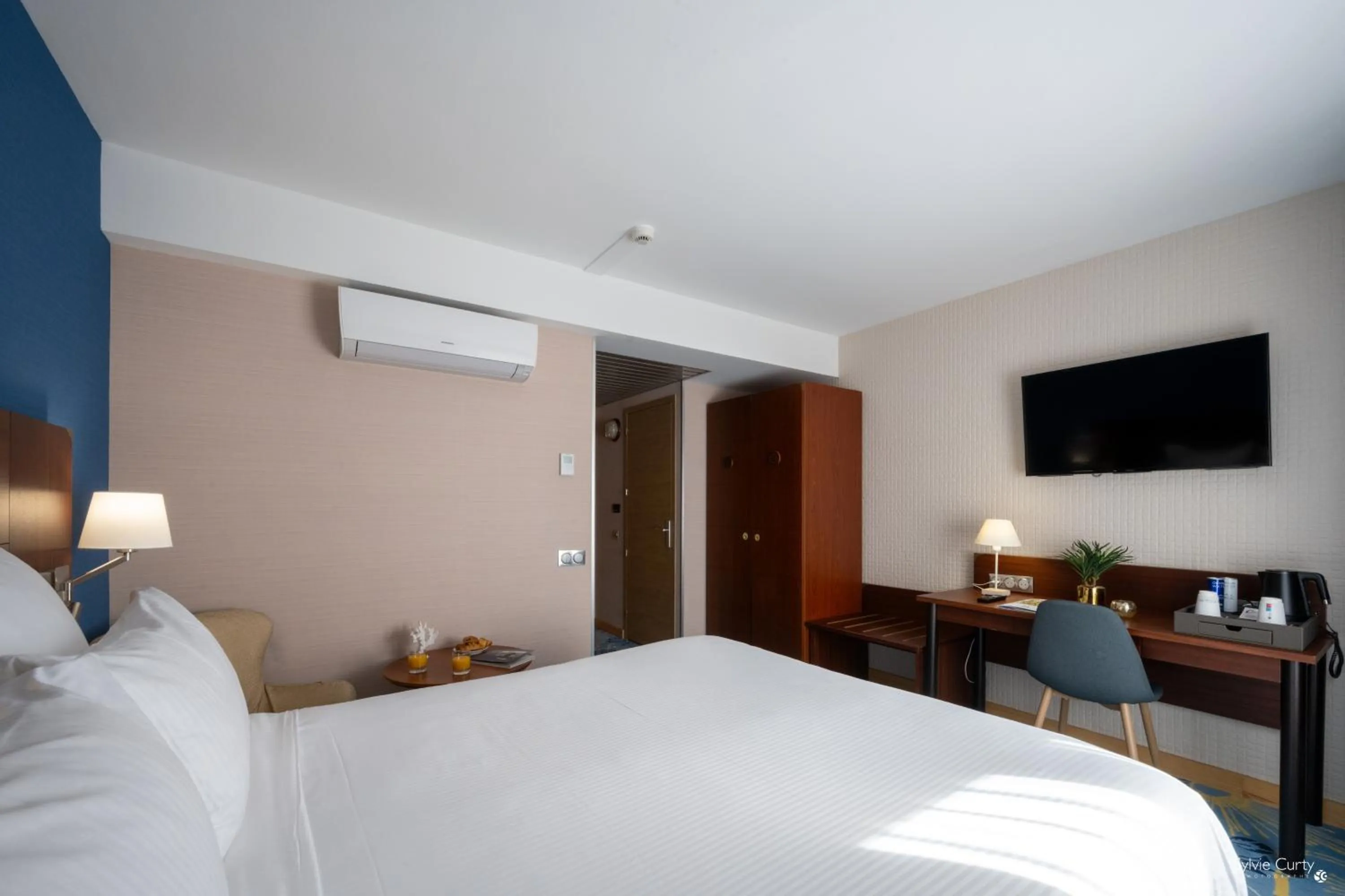 Bed in Hôtel Le Yachtman, The Originals Collection