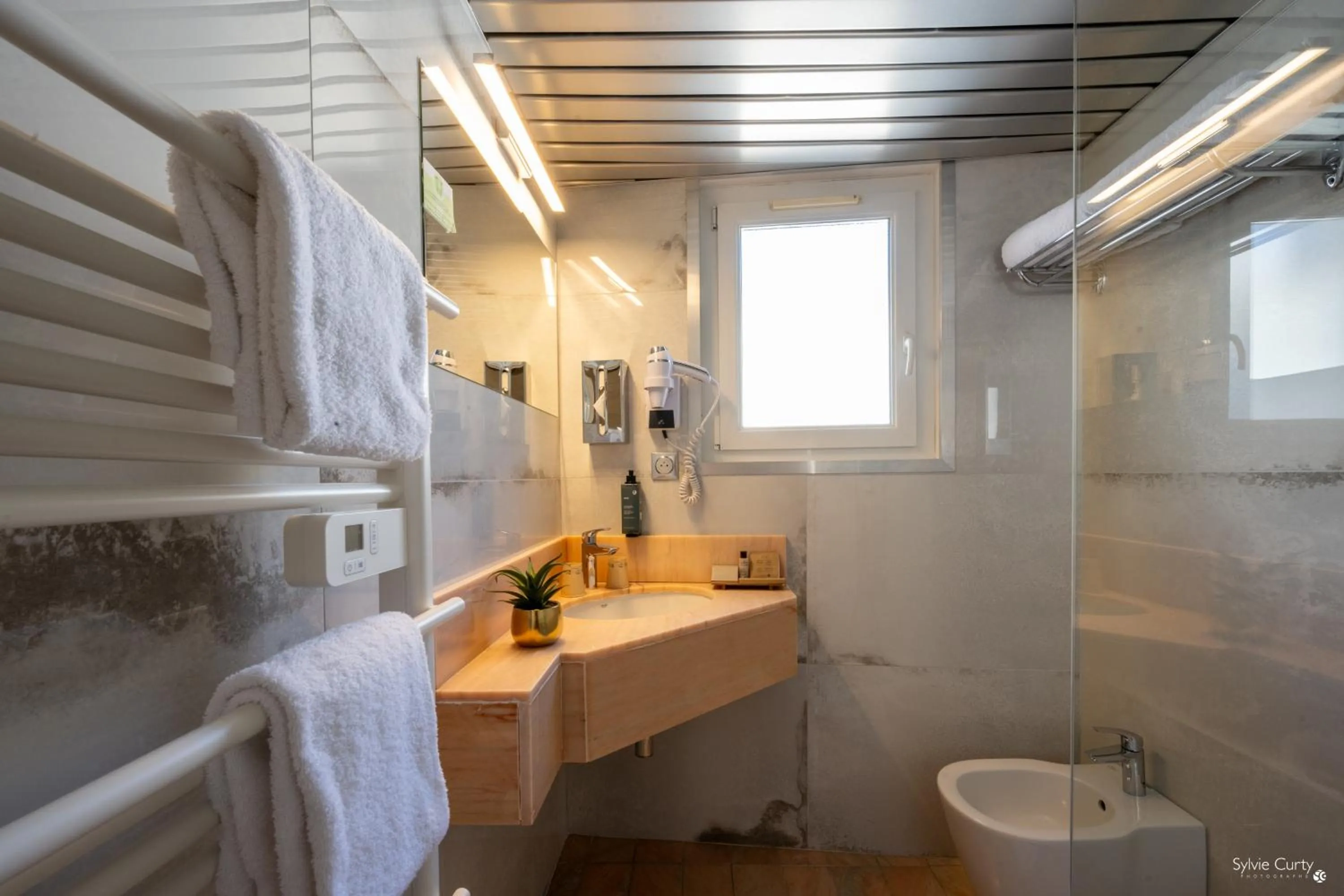 Bathroom in Hôtel Le Yachtman, The Originals Collection