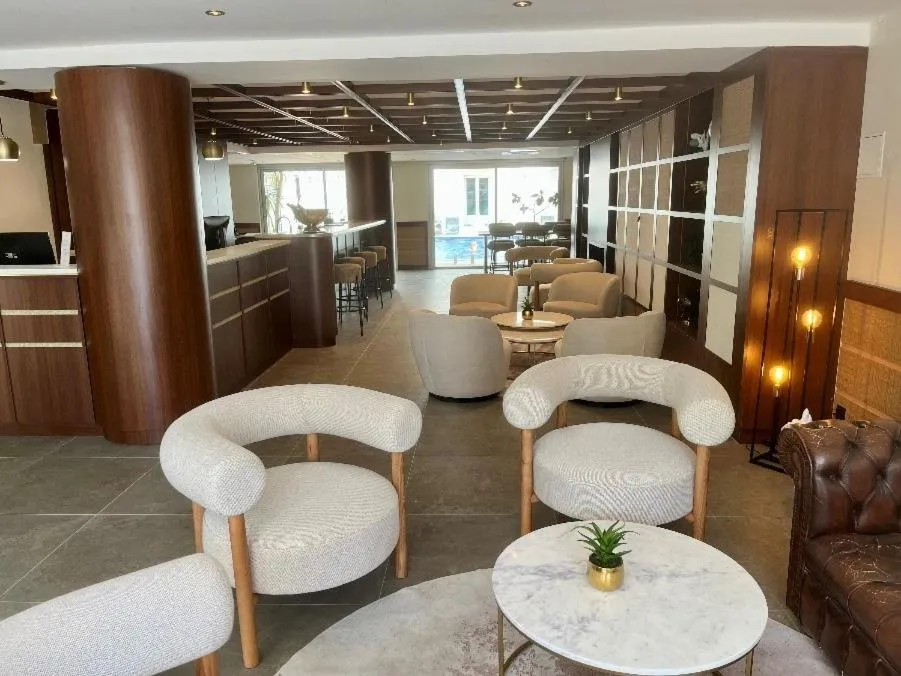 Living room in Hôtel Le Yachtman, The Originals Collection