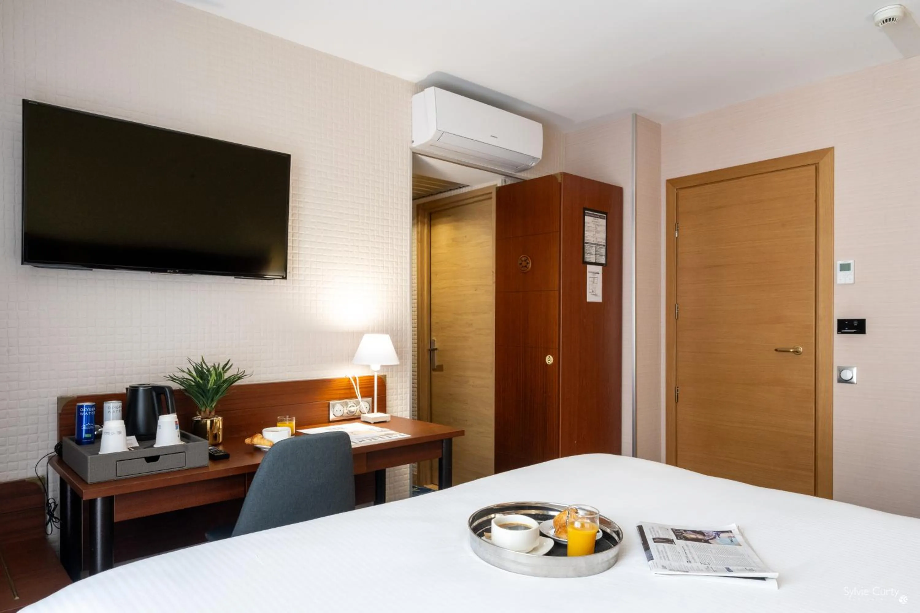 Bed in Hôtel Le Yachtman, The Originals Collection