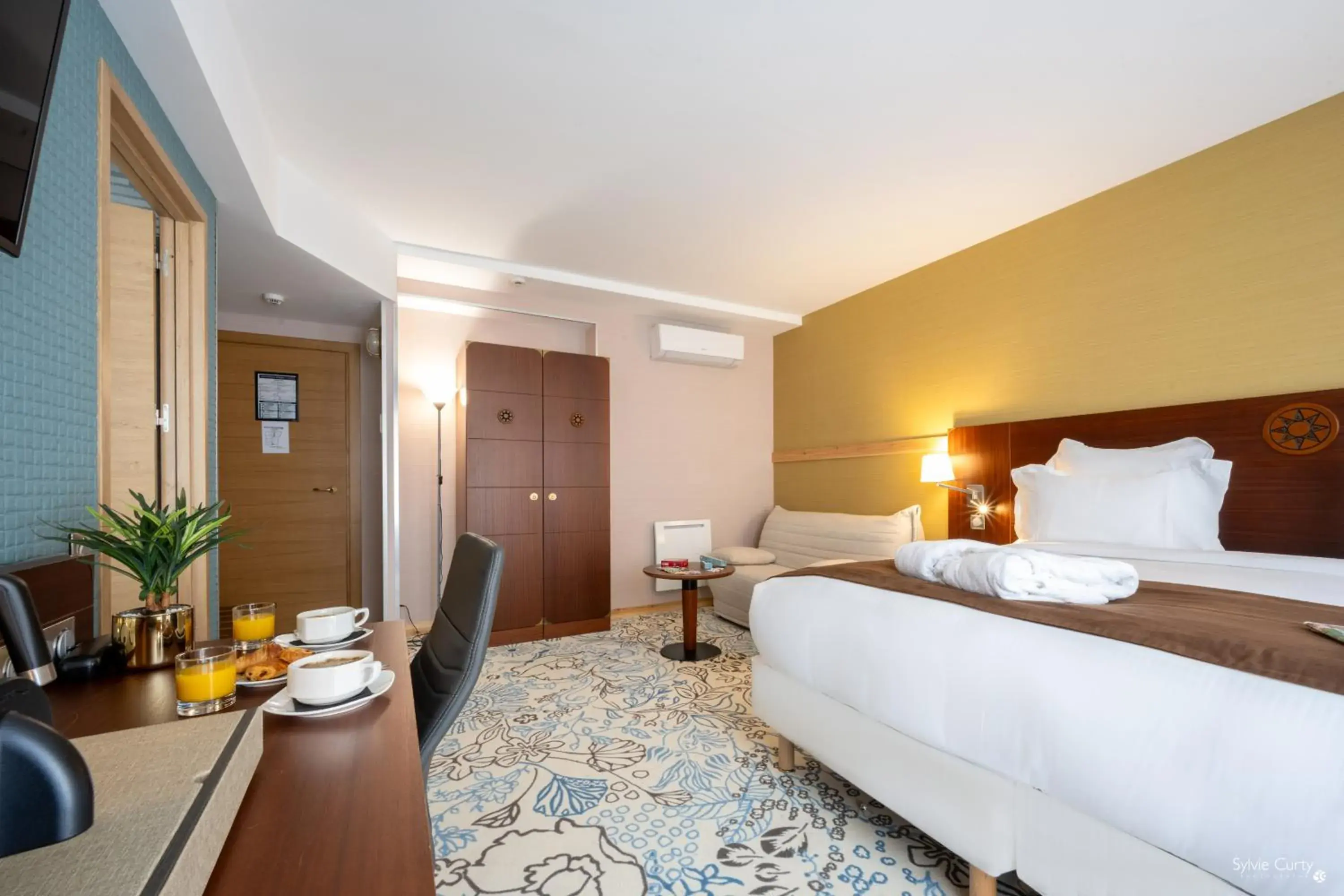 Junior Suite with Saint Nicolas street View in Hôtel Le Yachtman, The Originals Collection Junior Suite with Saint Nicolas street View in Hôtel Le Yachtman, The Originals Collection