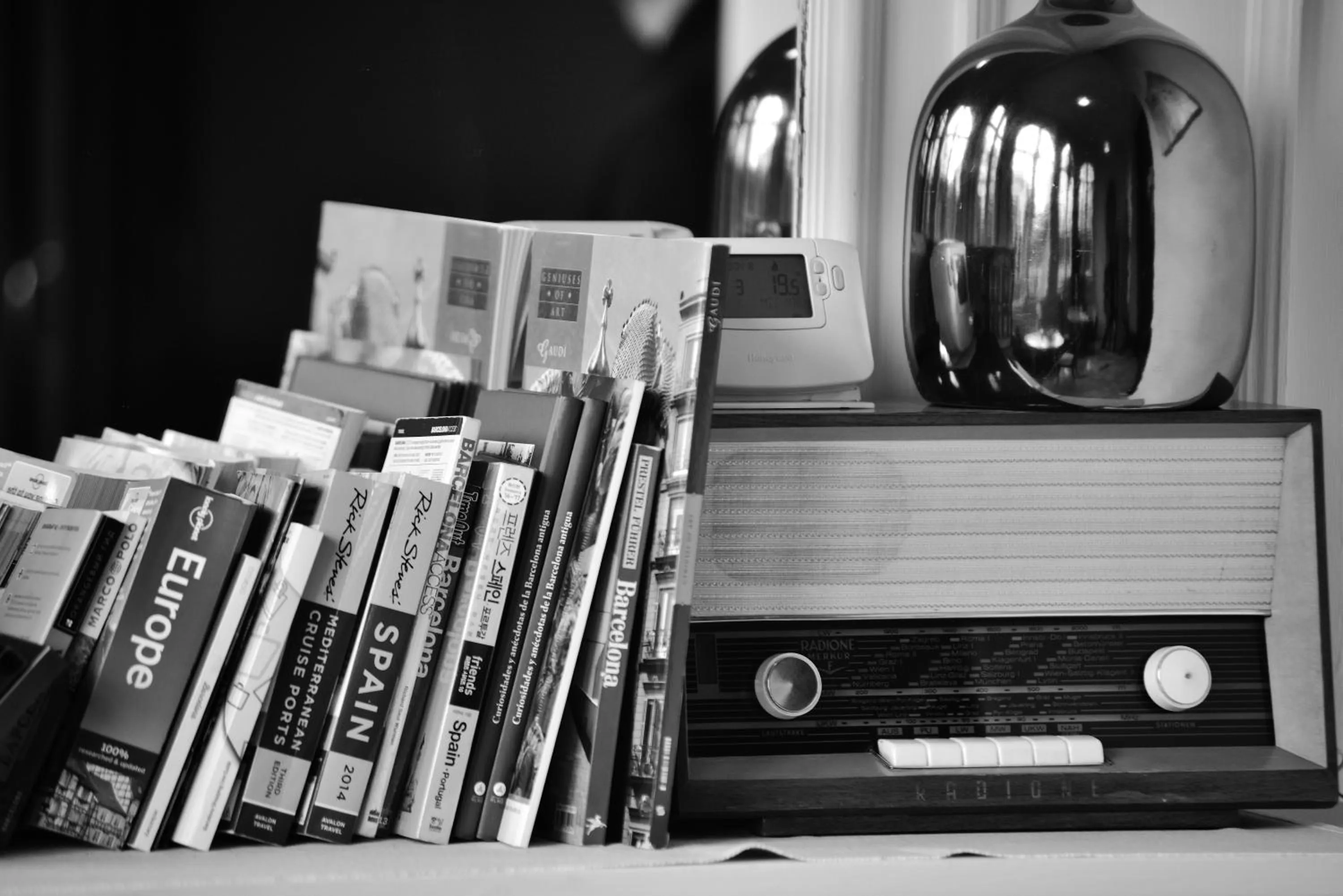 Library in Mihlton Barcelona Boutique B&B