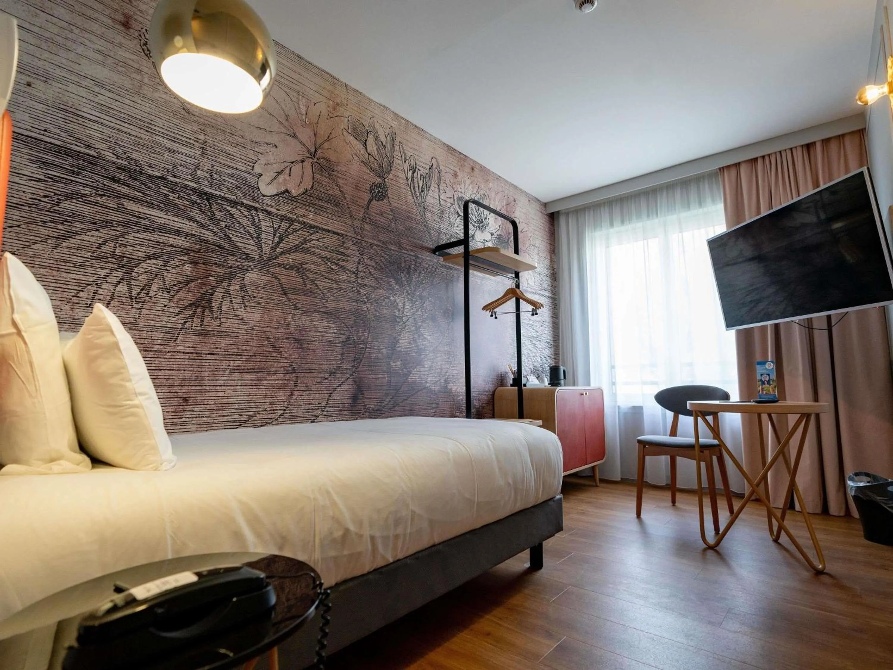Bedroom, Bed in Mercure Saint Omer Centre Gare