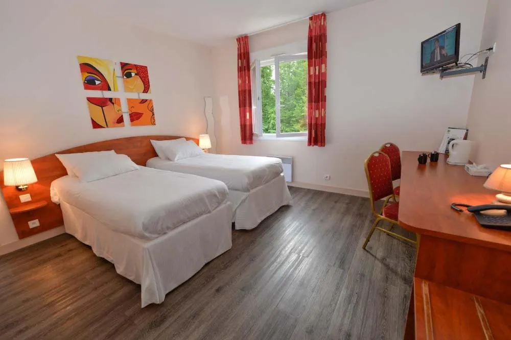 Bed in Logis Hôtel - Restaurant Le Tulipier