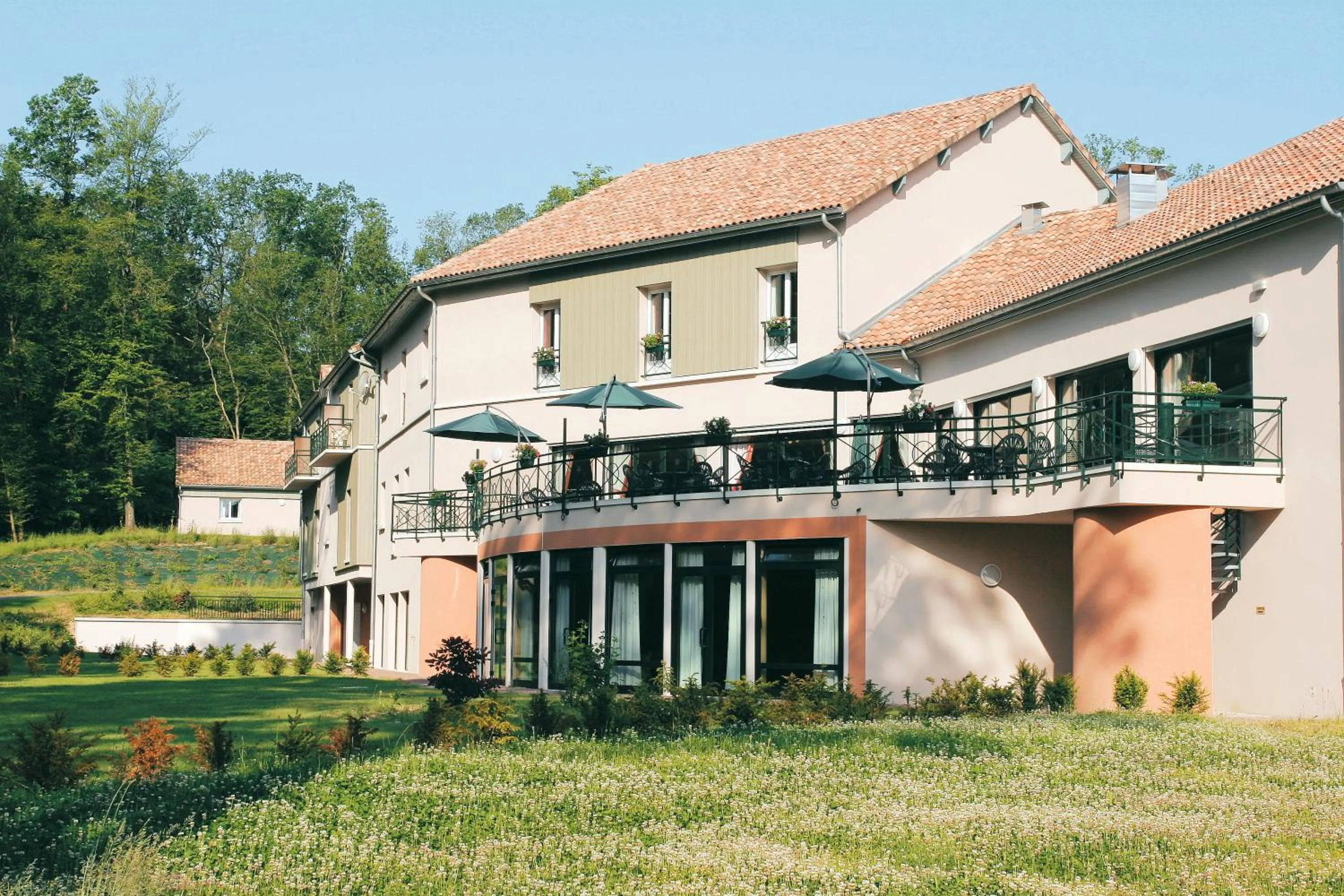 Property building in Logis Hôtel - Restaurant Le Tulipier