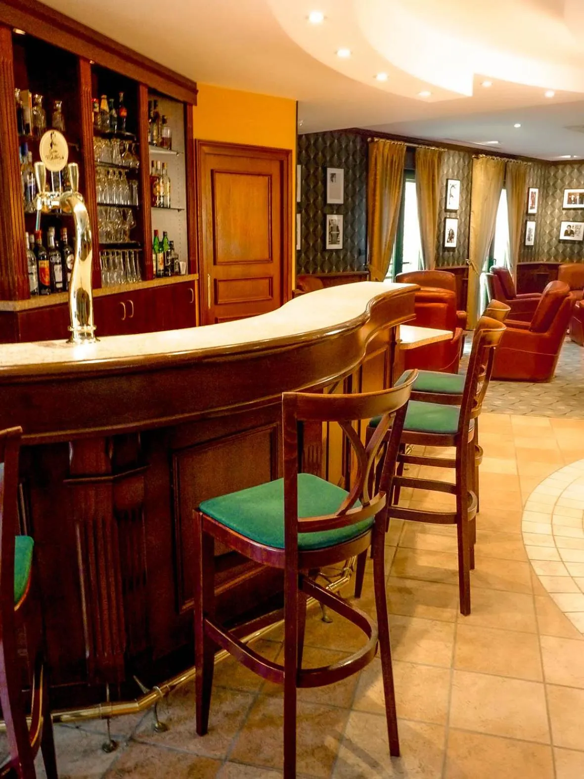 Lounge or bar in Logis Hôtel - Restaurant Le Tulipier