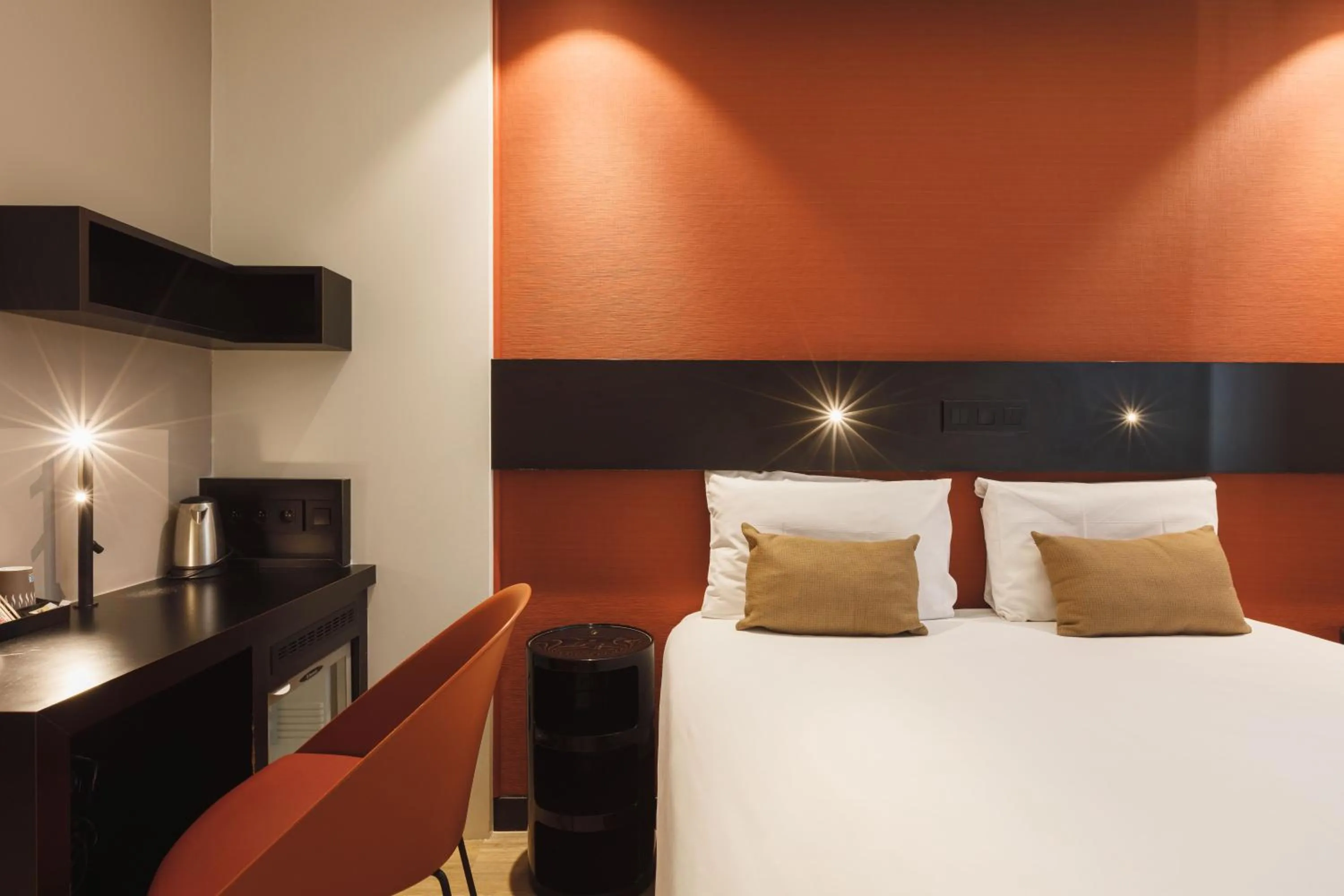 Photo of the whole room, Bed in Hôtel de Noailles