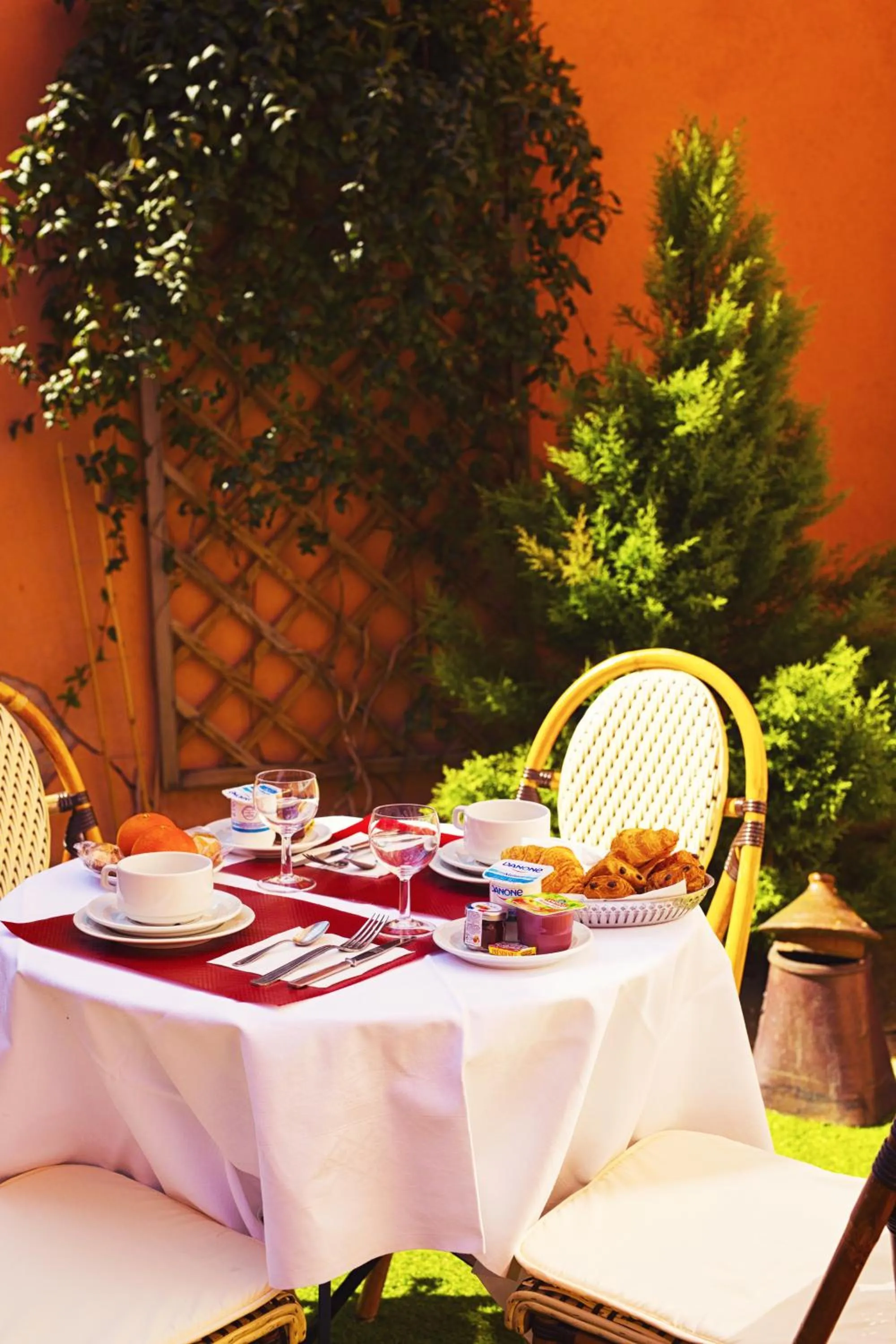 Patio in The Old Hotel Ravel Centre