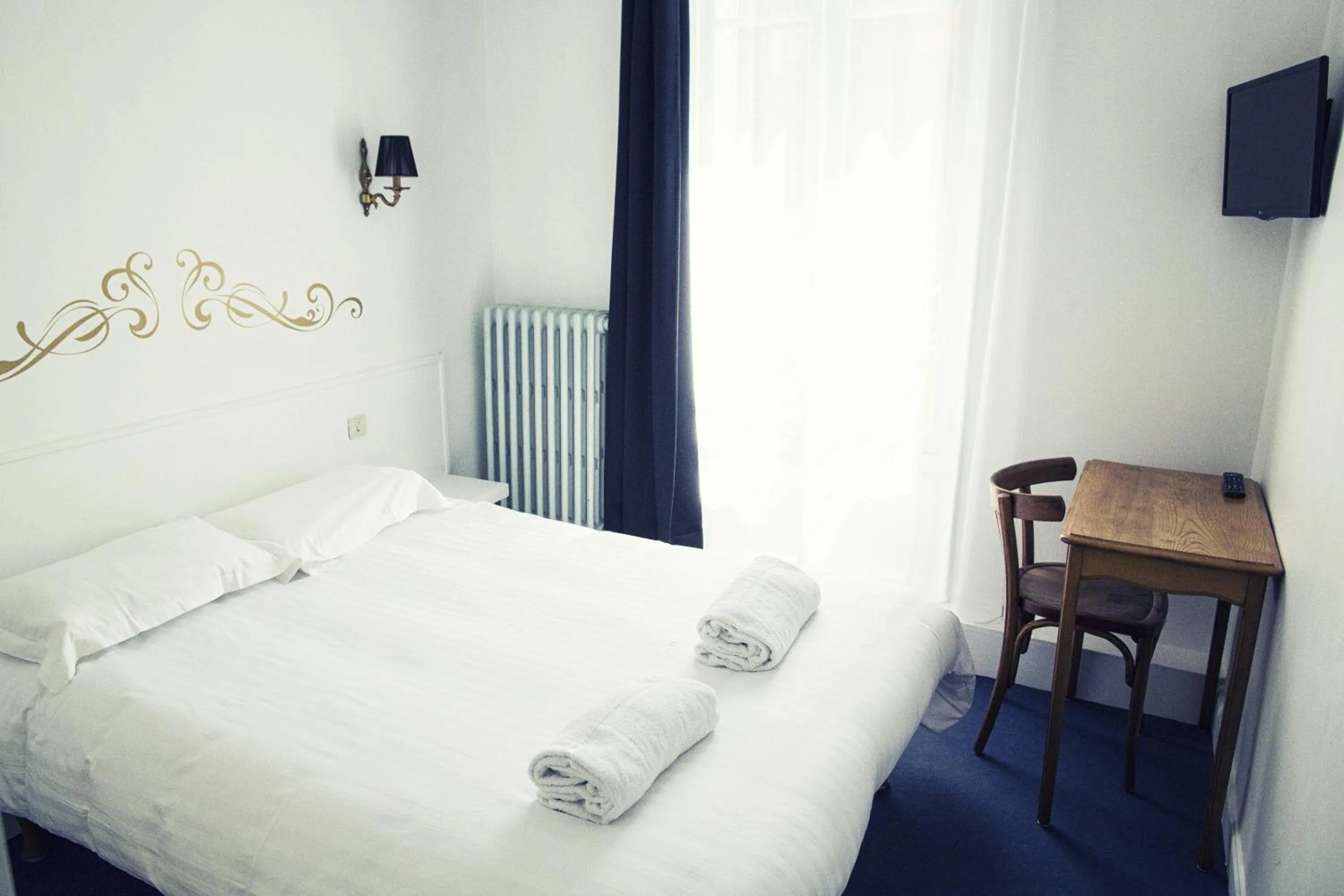 Bedroom, Bed in The Old Hotel Ravel Centre