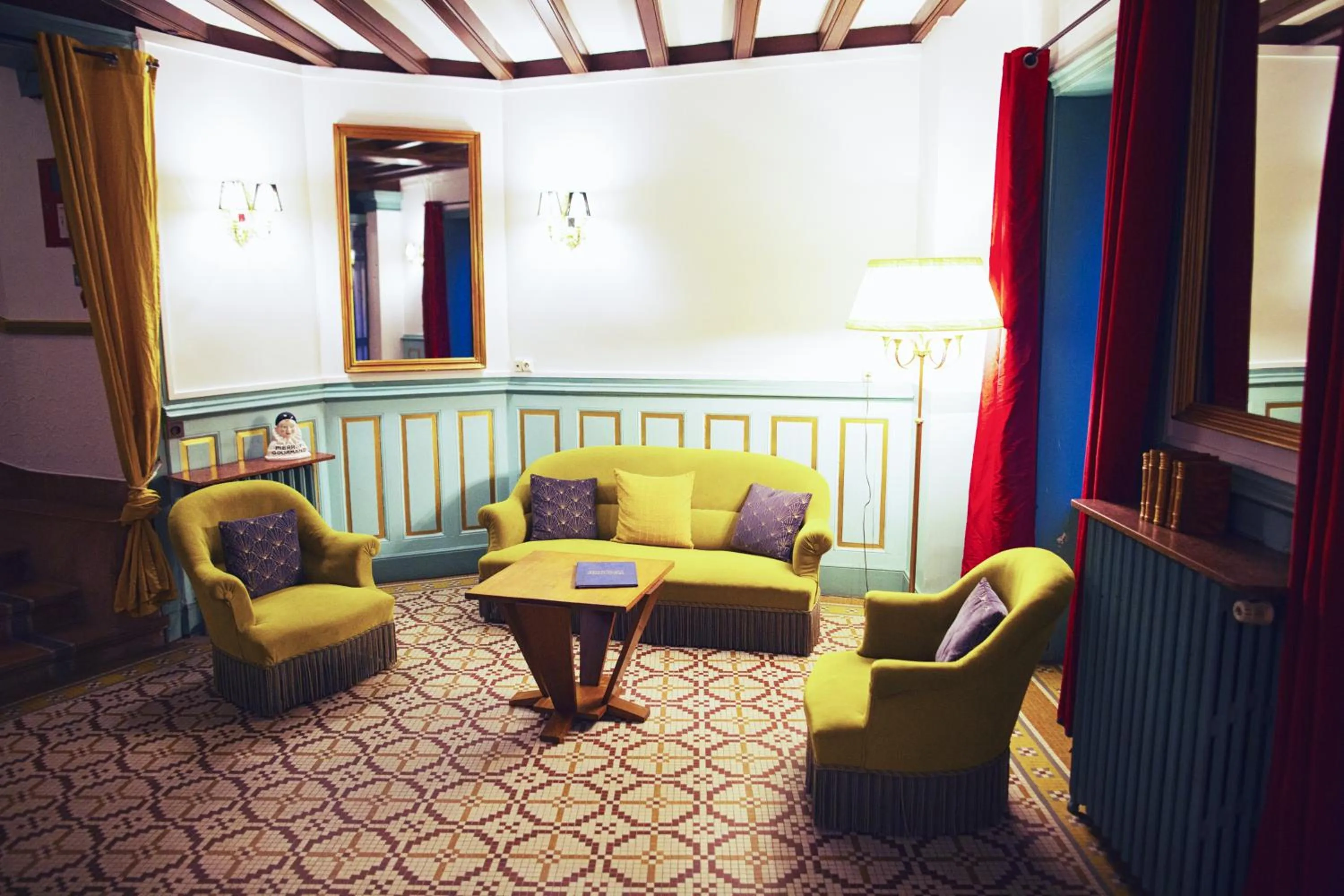 Lobby or reception in The Old Hotel Ravel Centre