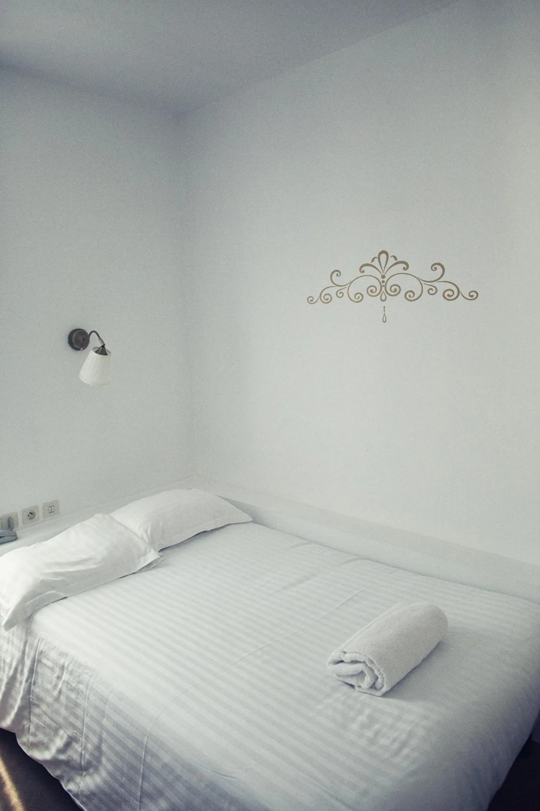 Bedroom, Bed in The Old Hotel Ravel Centre