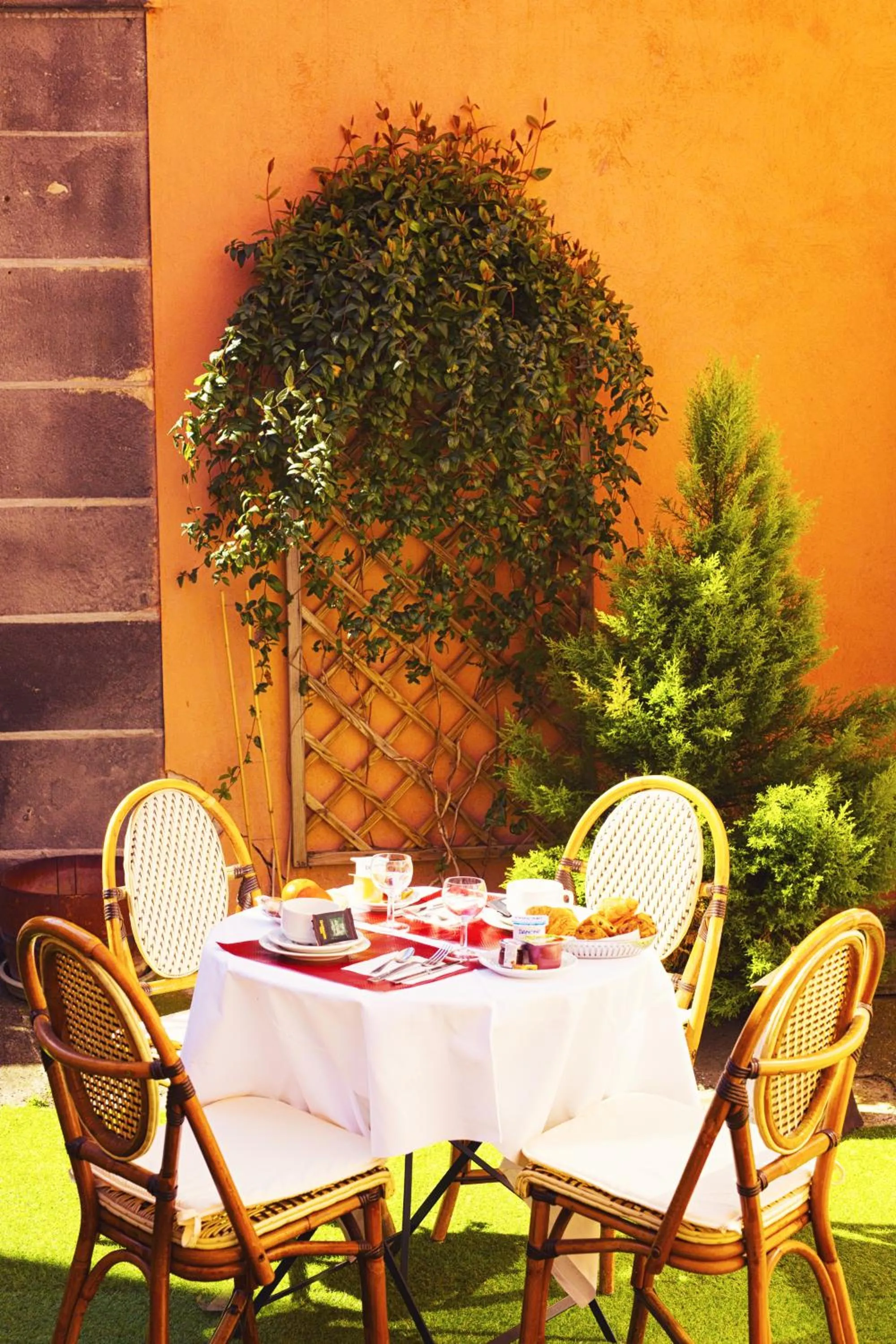 Patio in The Old Hotel Ravel Centre
