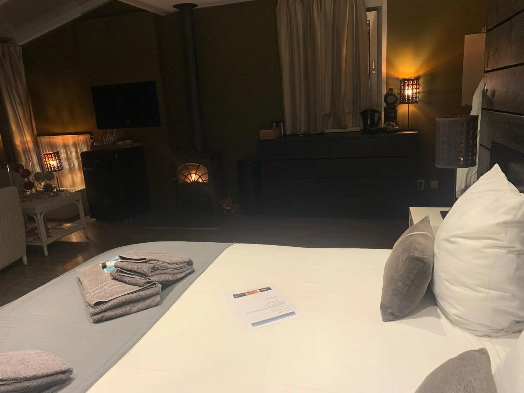 Photo of the whole room, Bed in Suite & Wellness