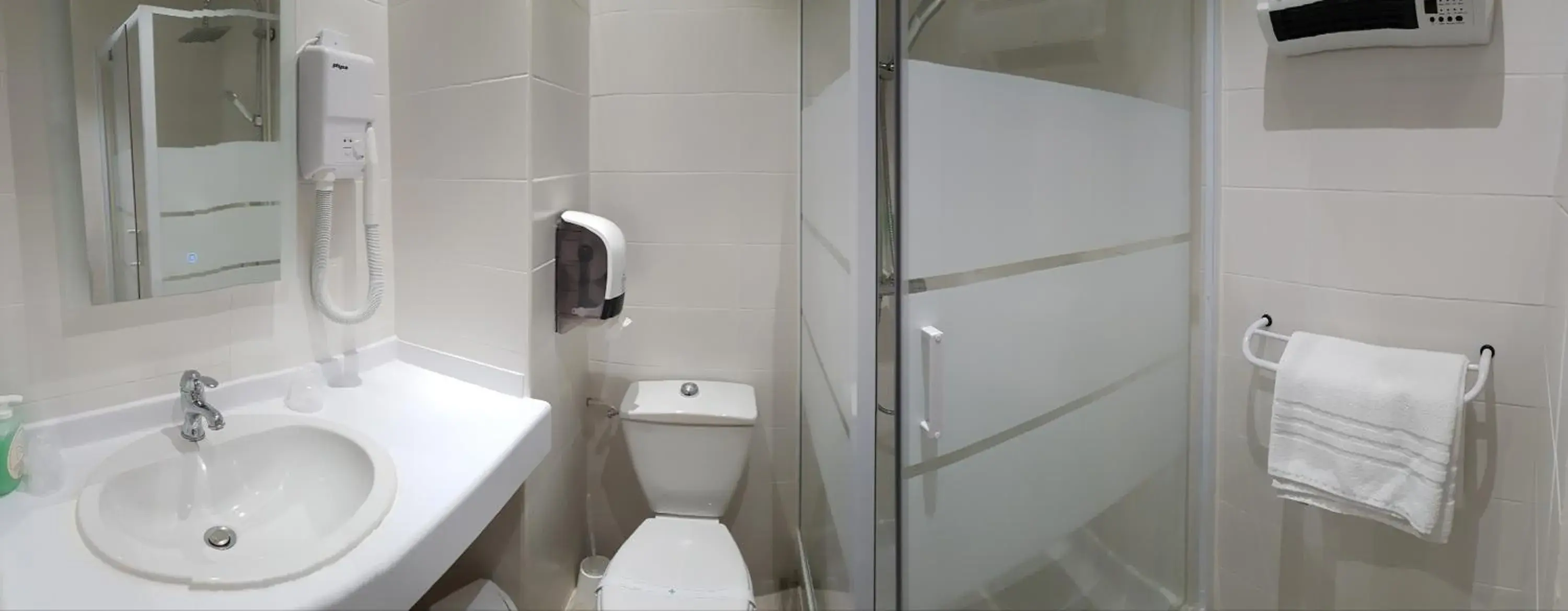 Twin Room with Shower in Hôtel La Bérangère Twin Room with Shower in Hôtel La Bérangère