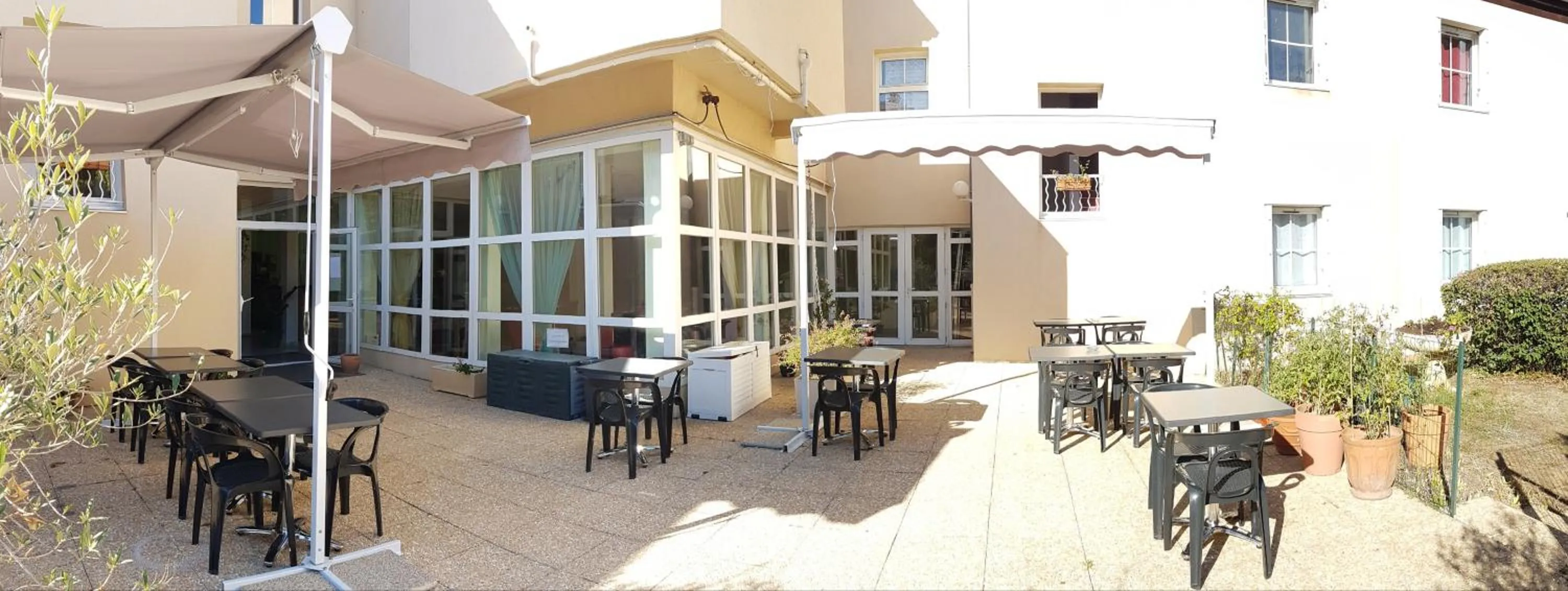 Patio in Hôtel La Bérangère