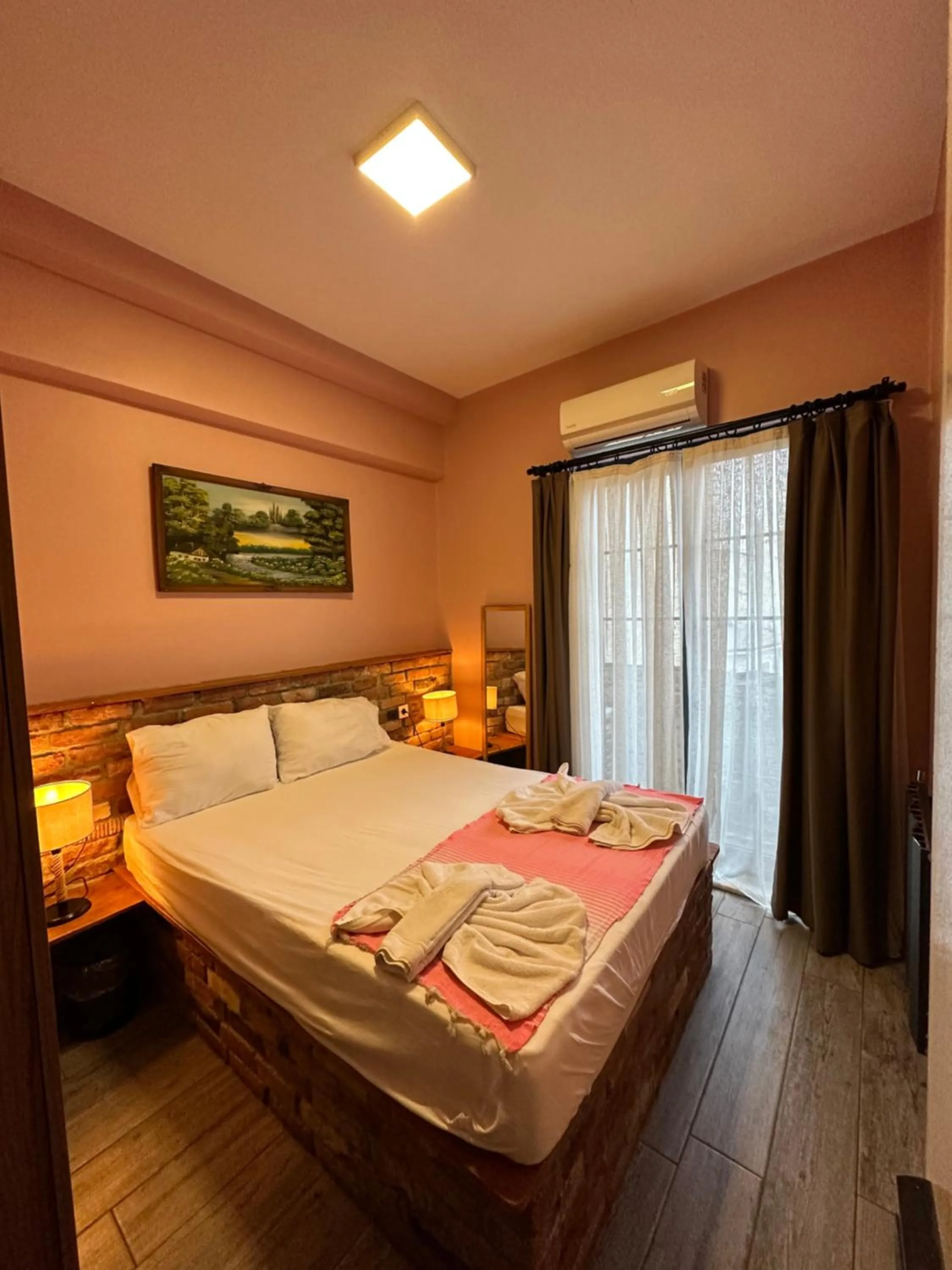 Photo of the whole room, Bed in Archeo