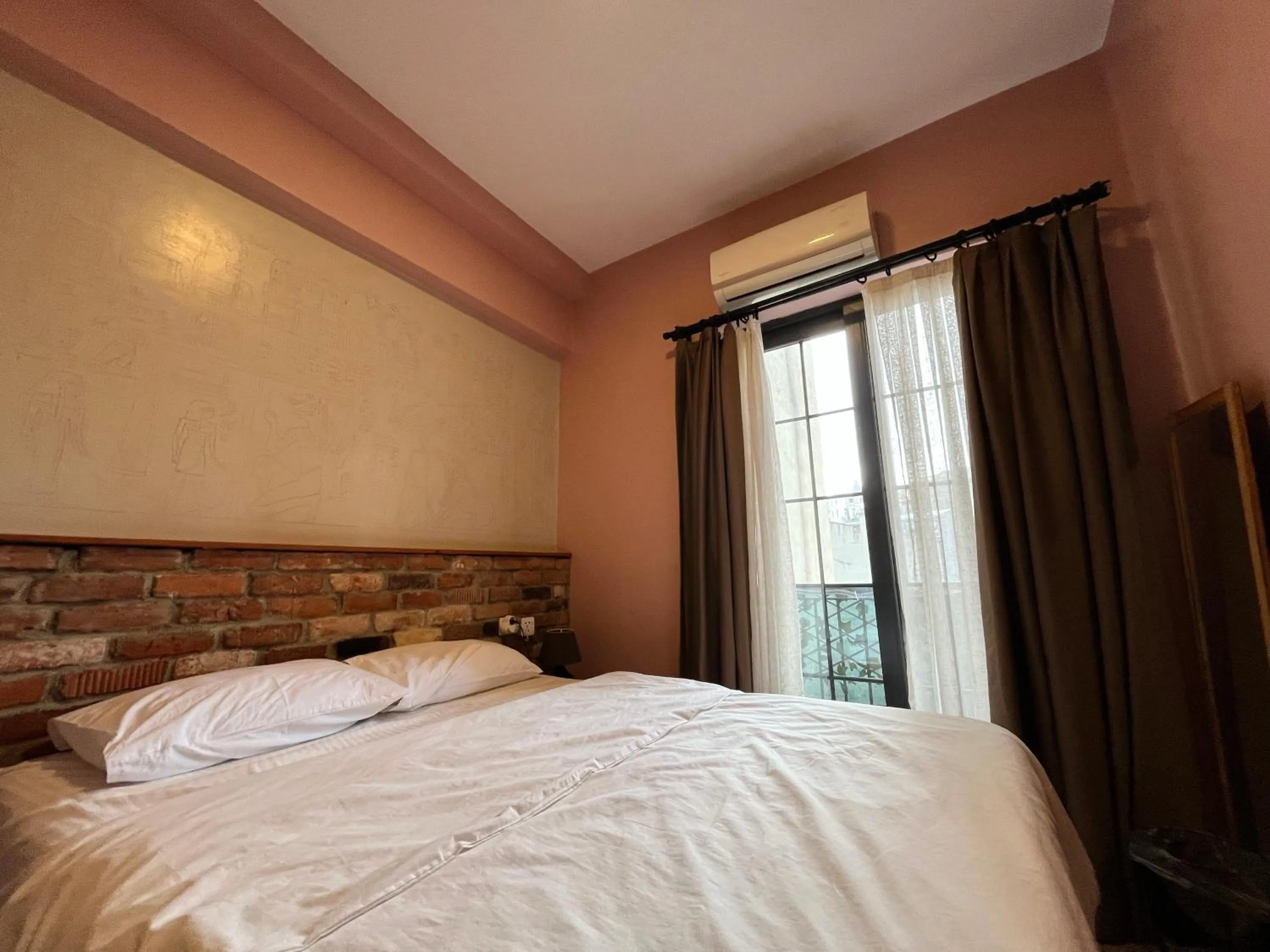 Photo of the whole room, Bed in Archeo