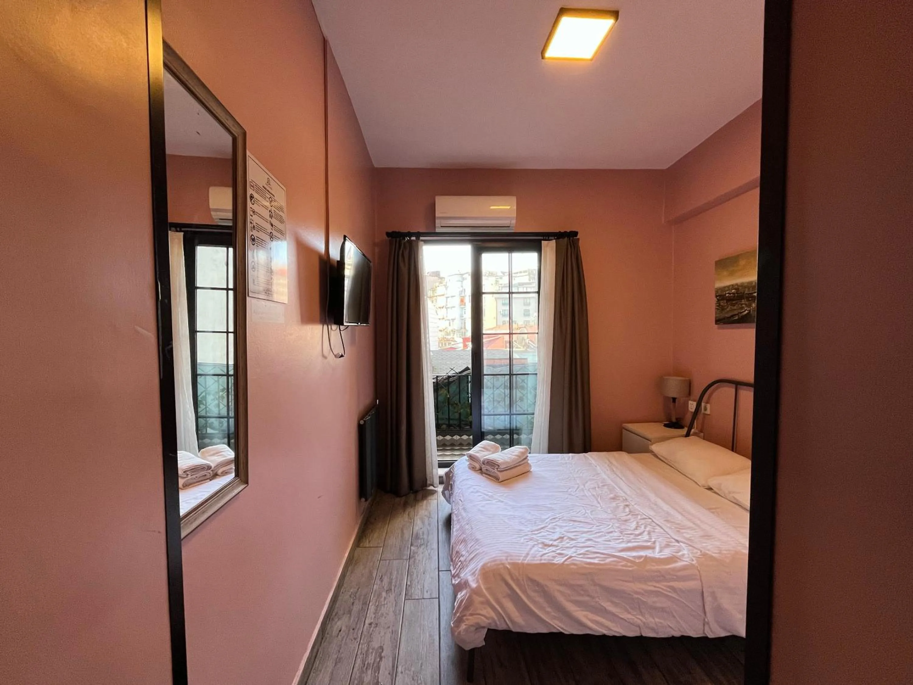 Photo of the whole room, Bed in Archeo