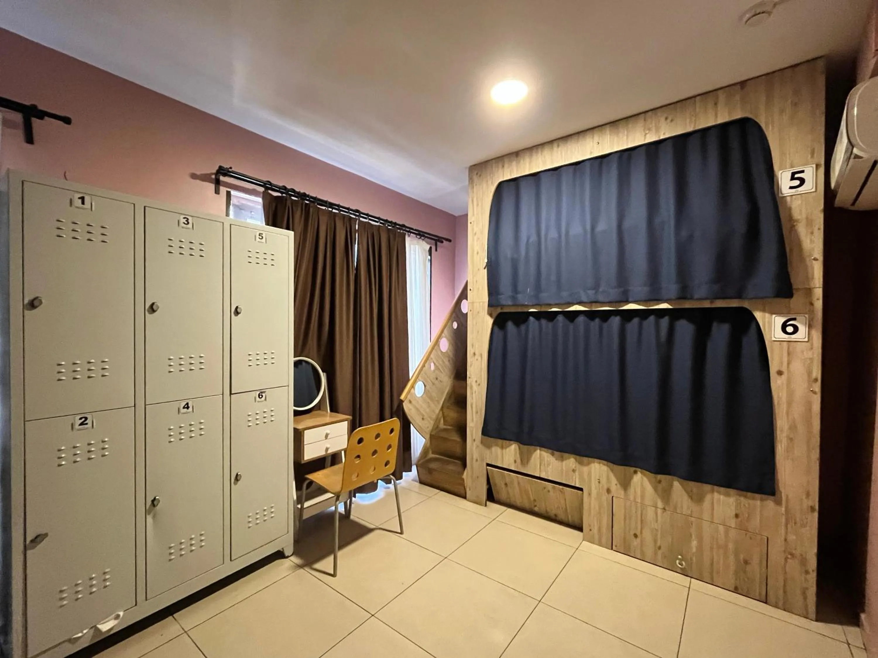 Photo of the whole room in Archeo