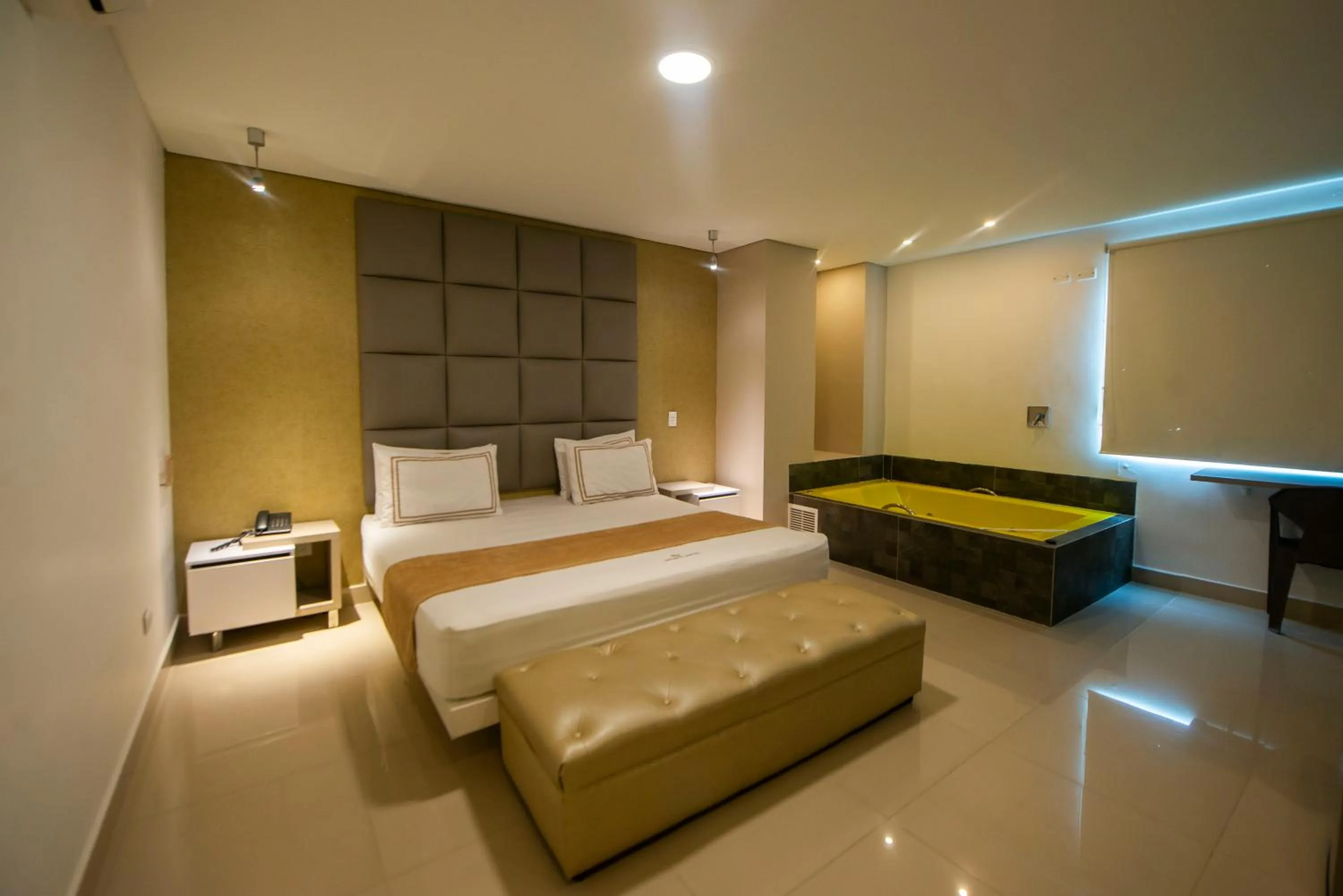 Bath, Bed in Infinity Hotel