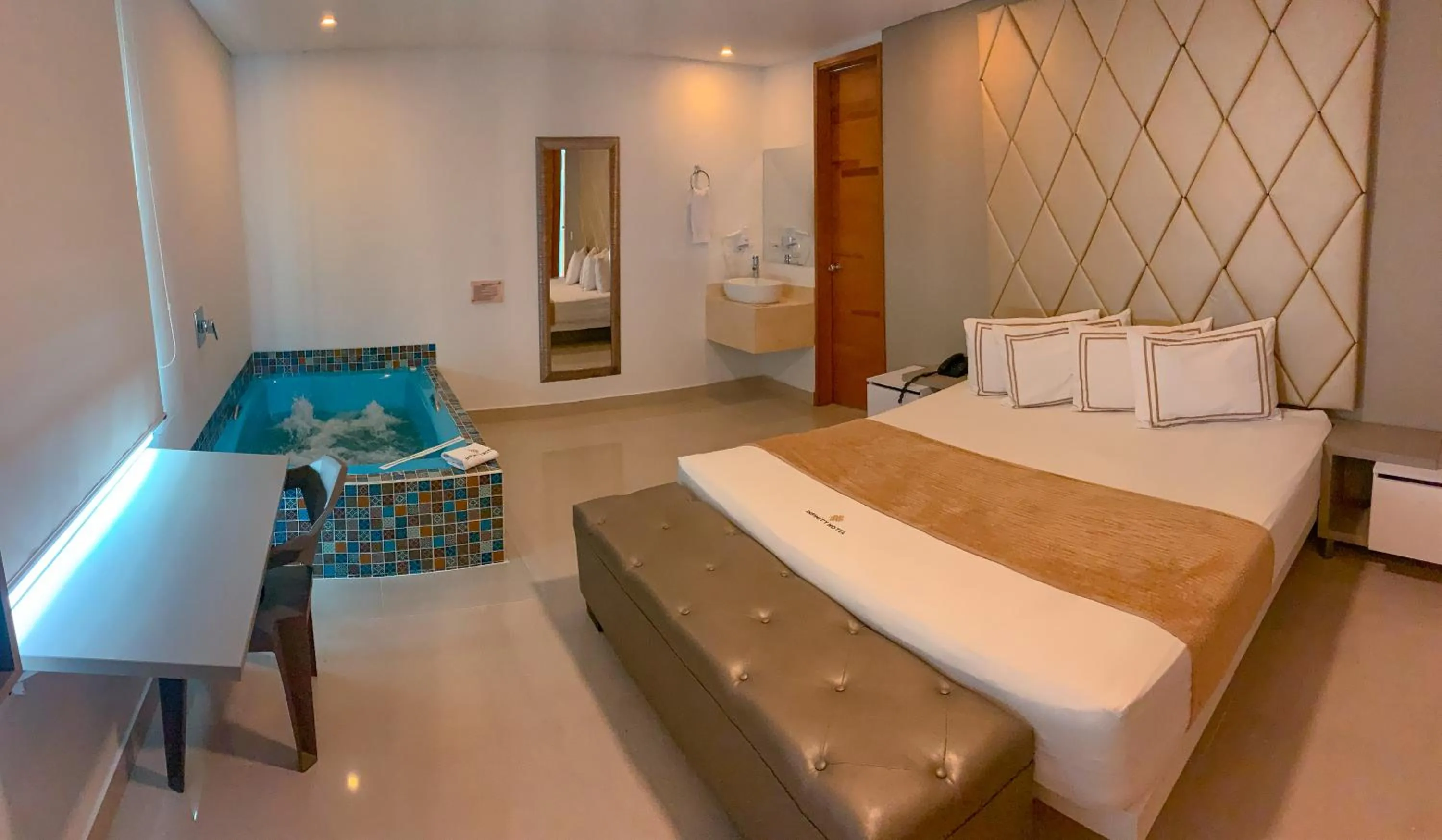 Hot Tub, Bed in Infinity Hotel
