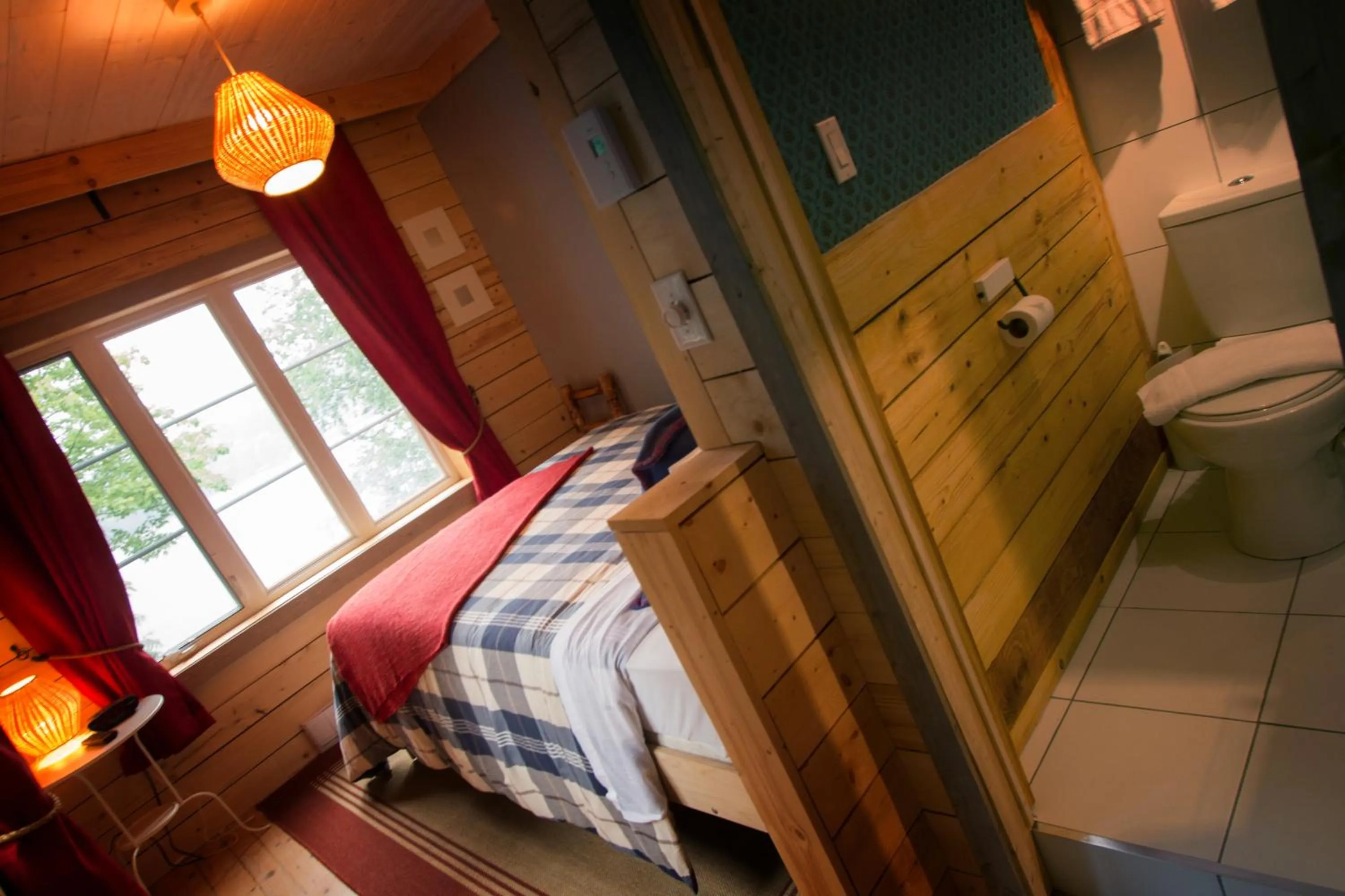Photo of the whole room, Bed in Manoir du Lac Sept-Îles