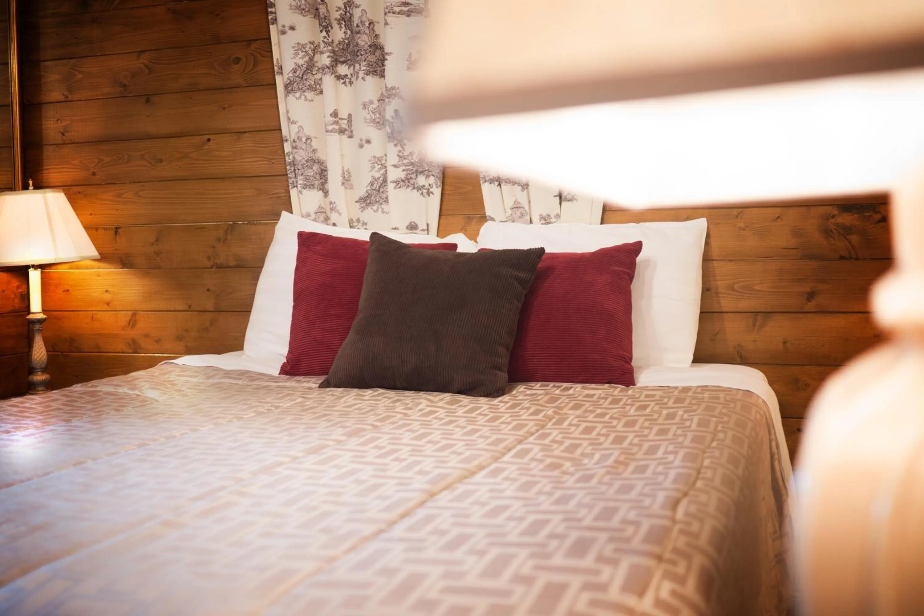 Decorative detail, Bed in Manoir du Lac Sept-Îles