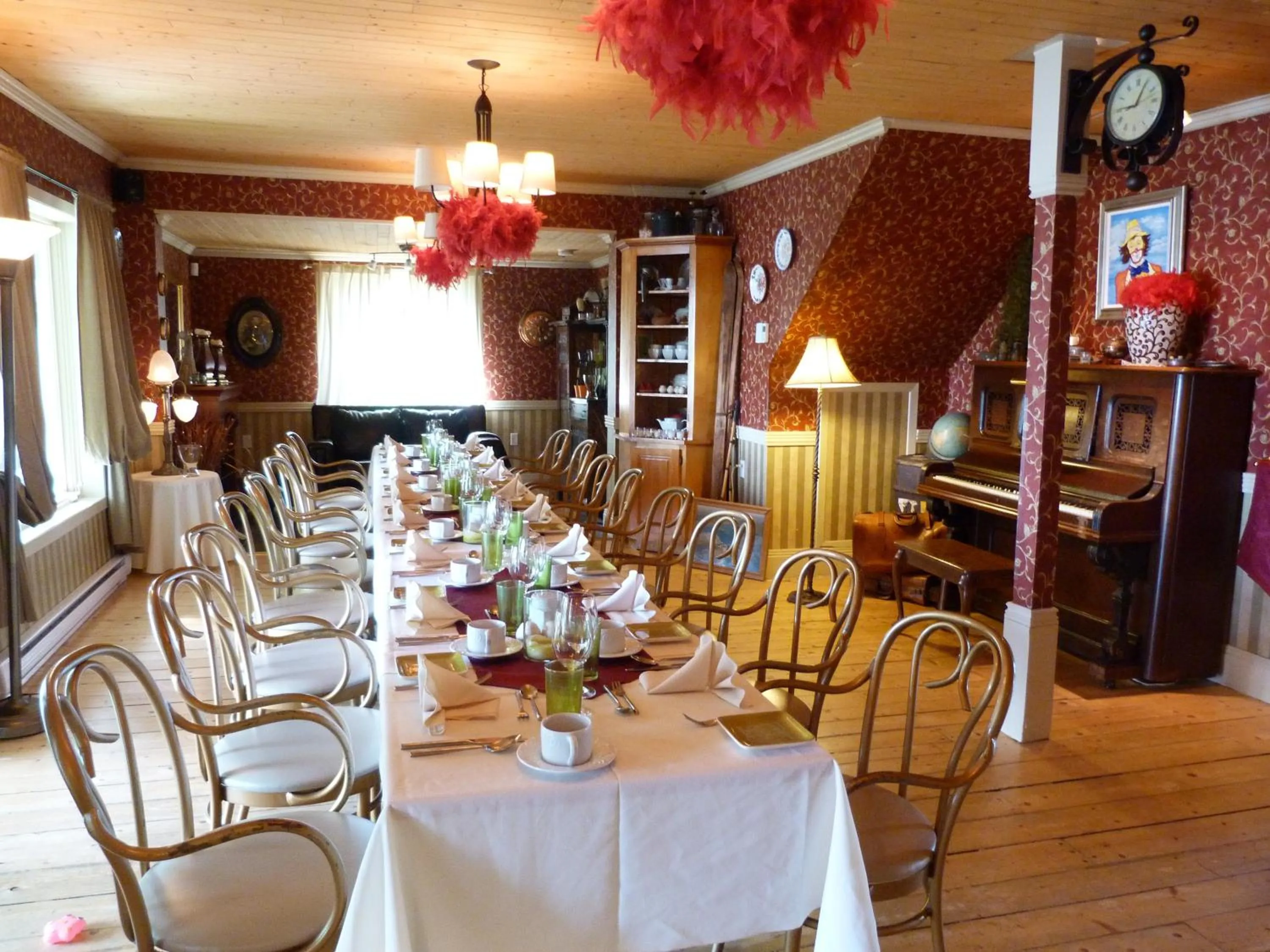 Restaurant/places to eat in Manoir du Lac Sept-Îles