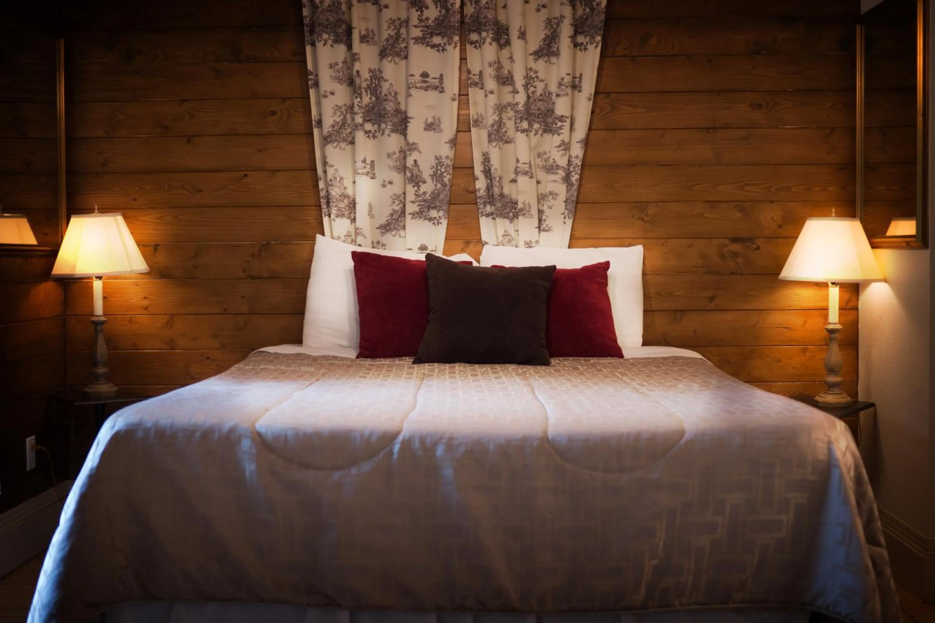 Decorative detail, Bed in Manoir du Lac Sept-Îles