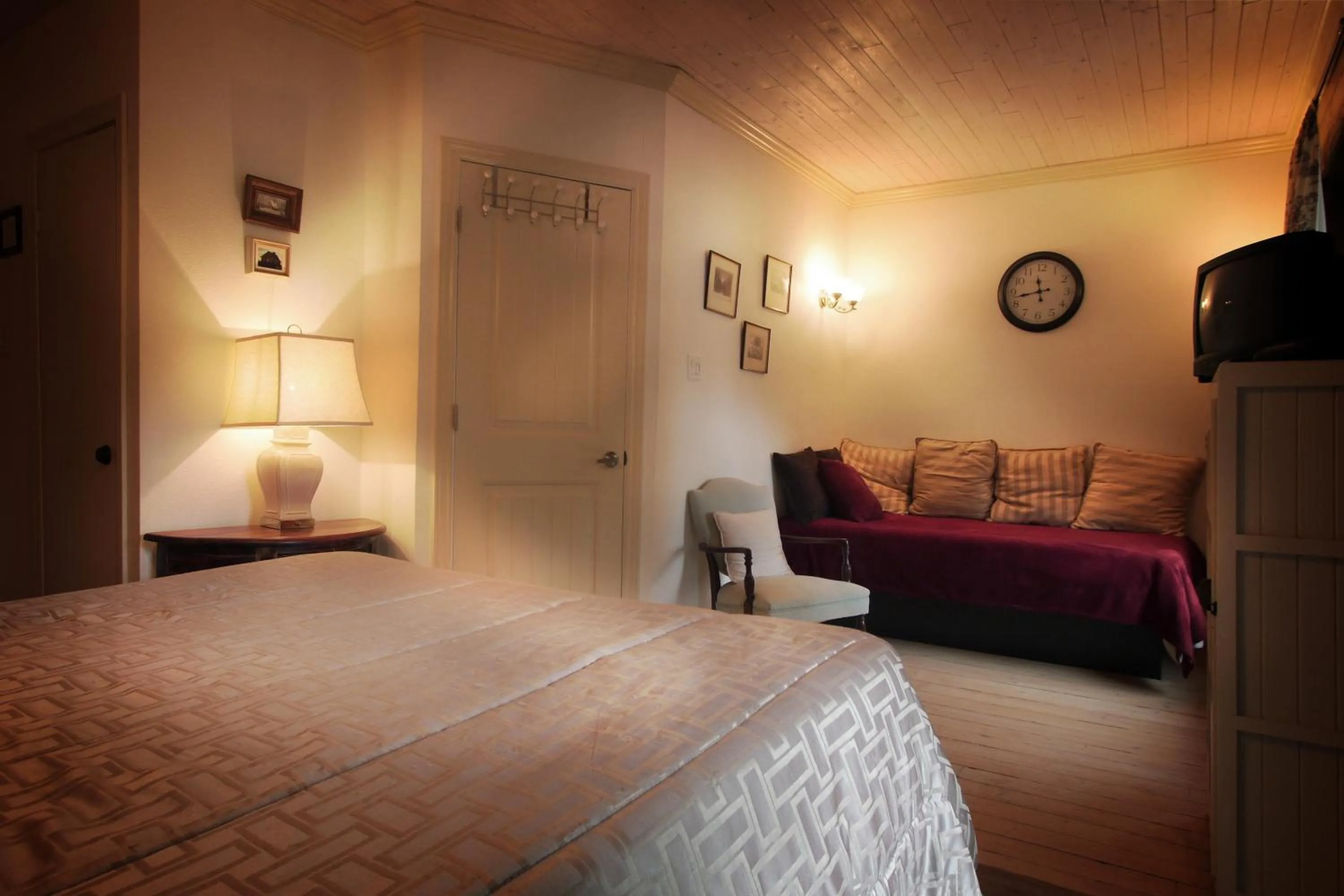 Photo of the whole room, Bed in Manoir du Lac Sept-Îles