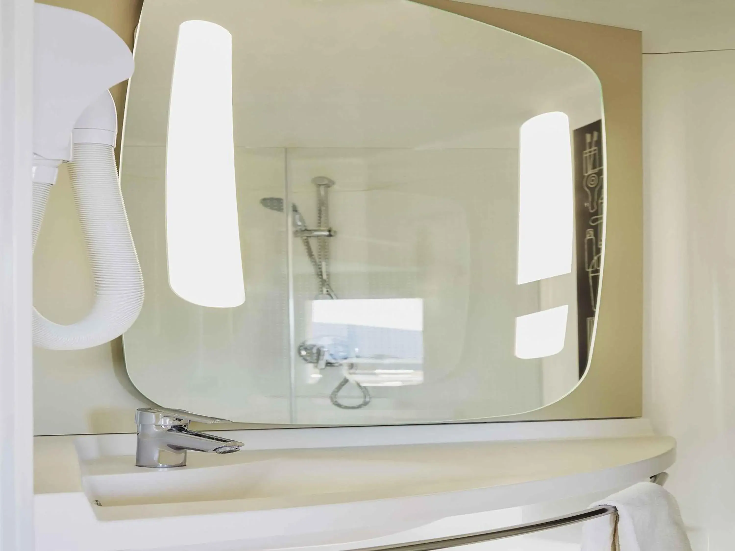 Standard Twin Room in ibis La Ciotat Standard Twin Room in ibis La Ciotat