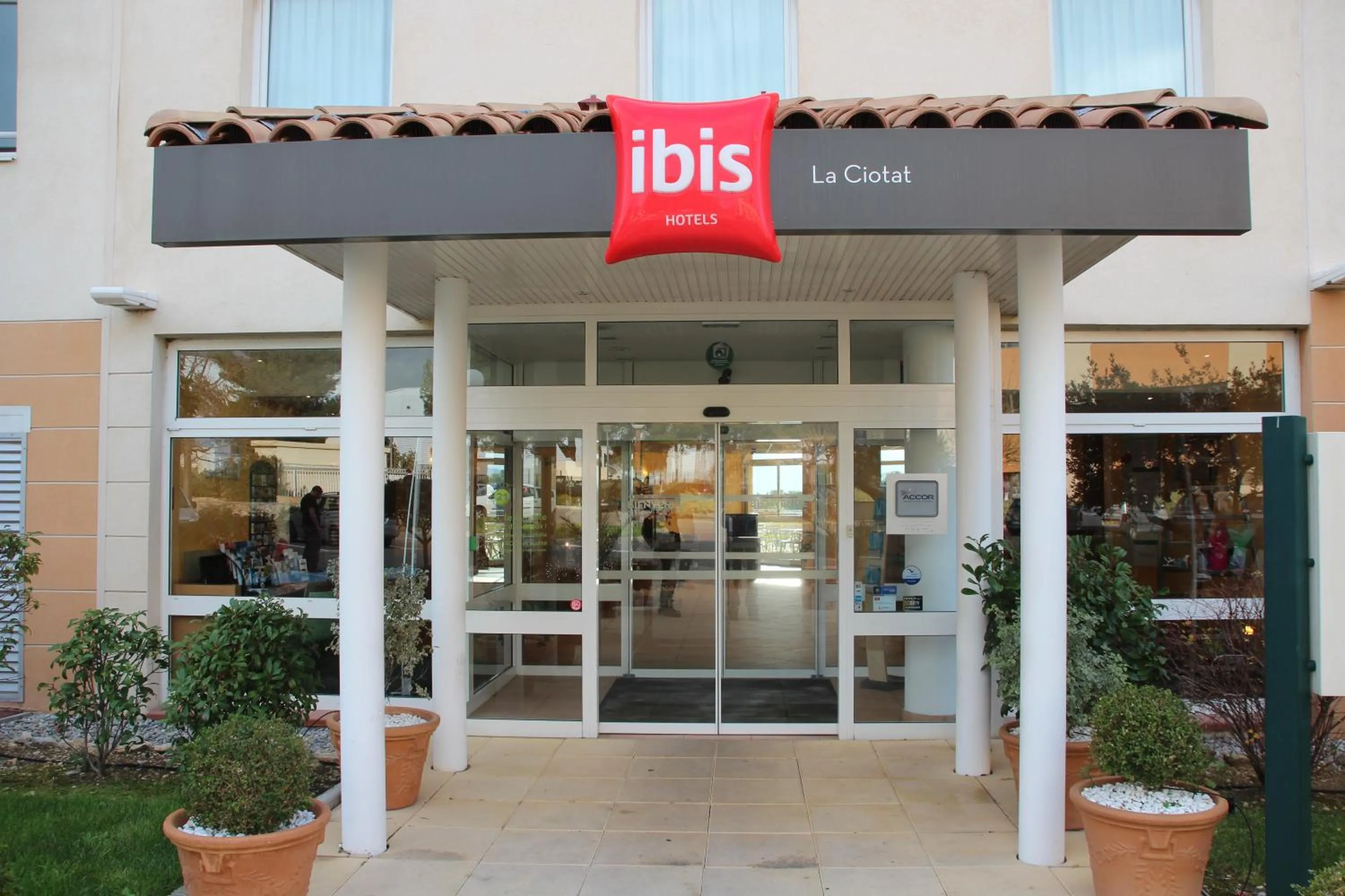 Facade/entrance in ibis La Ciotat