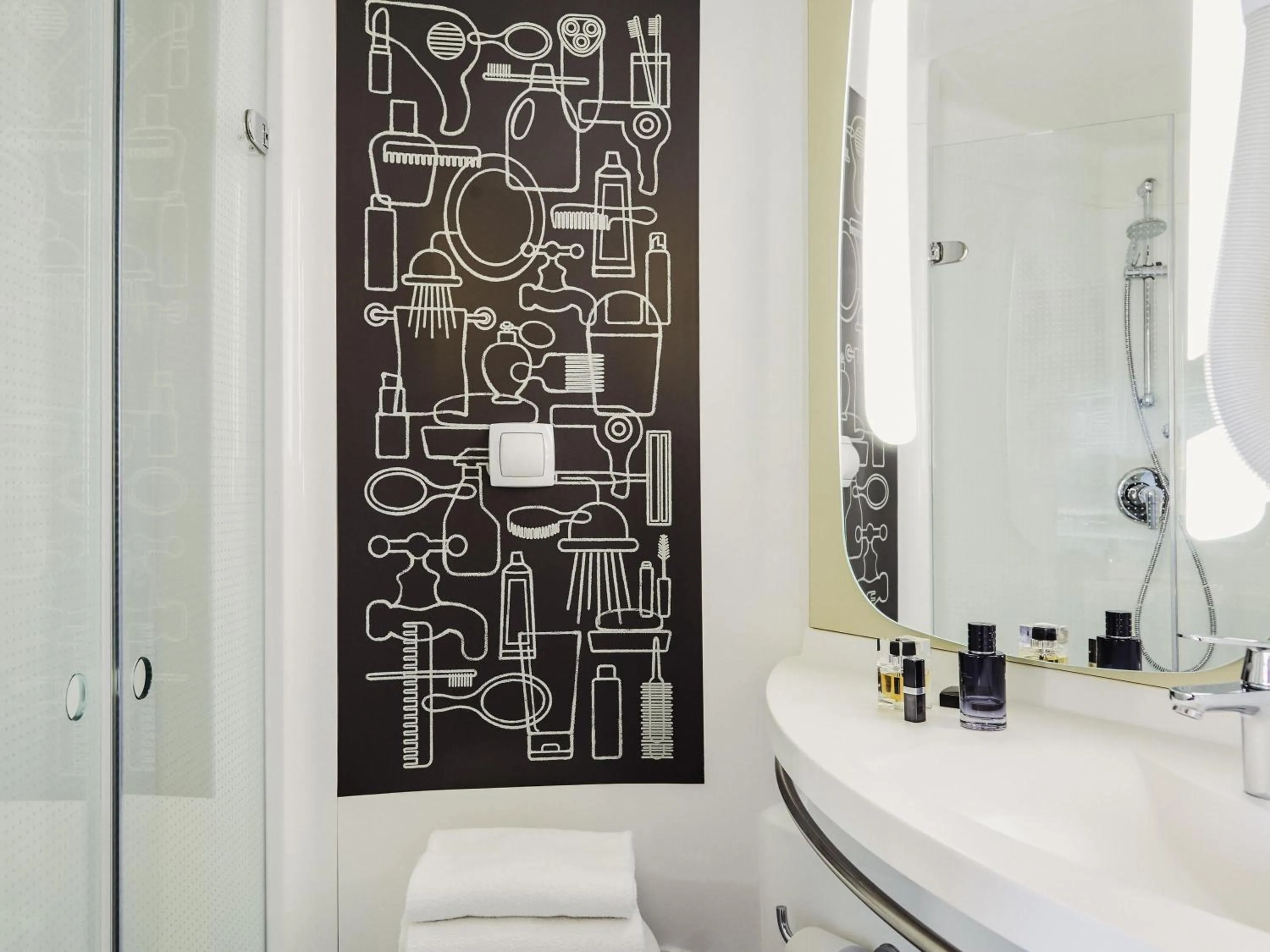 Bedroom in ibis La Ciotat