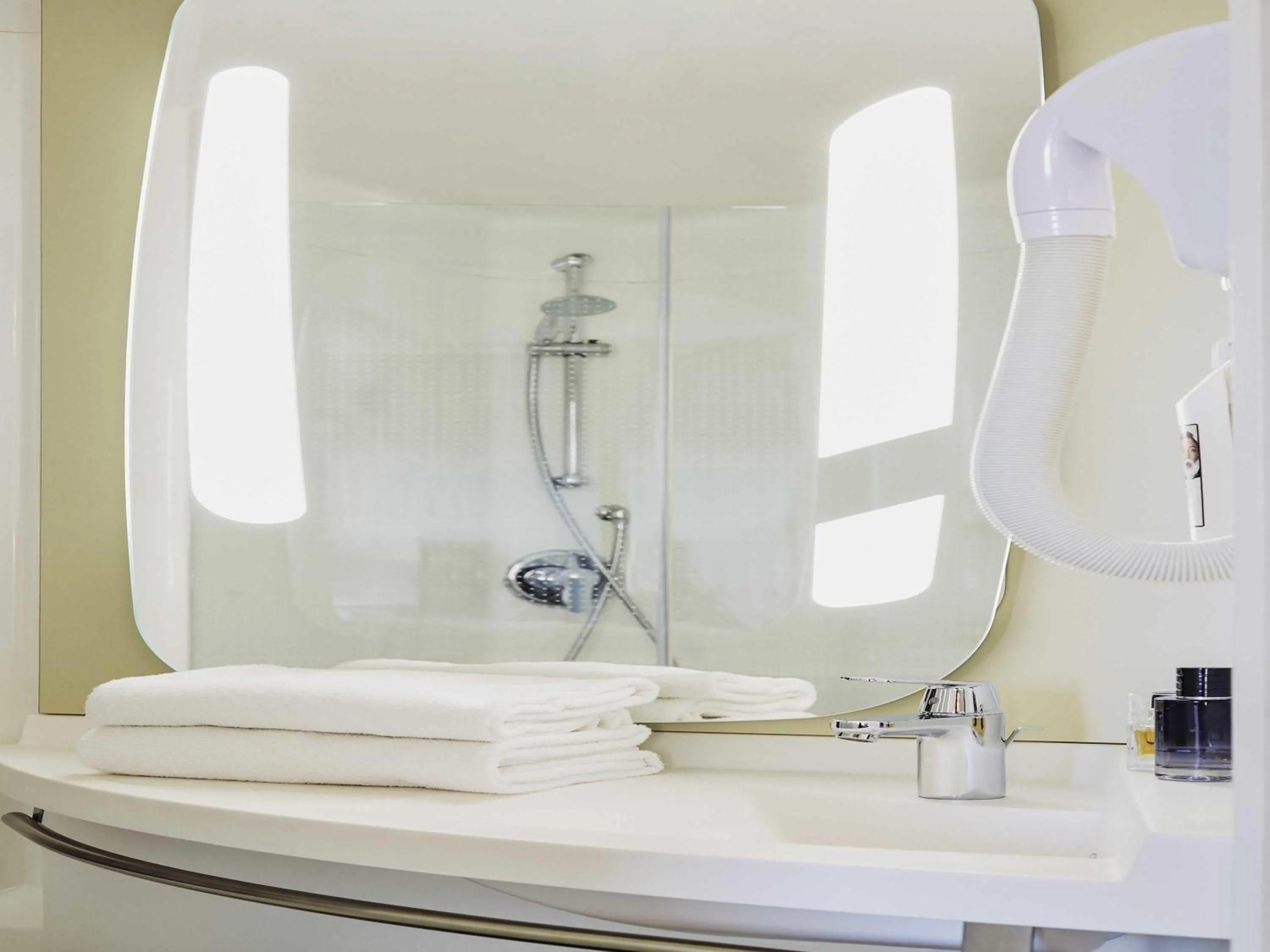 Bedroom in ibis La Ciotat