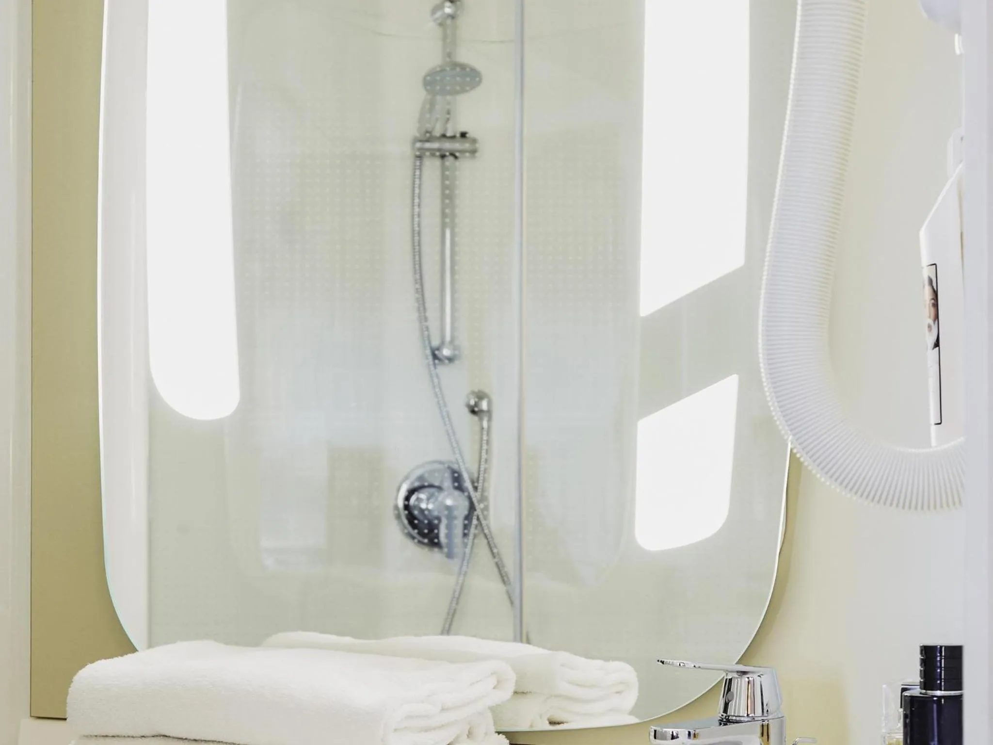 Bedroom in ibis La Ciotat