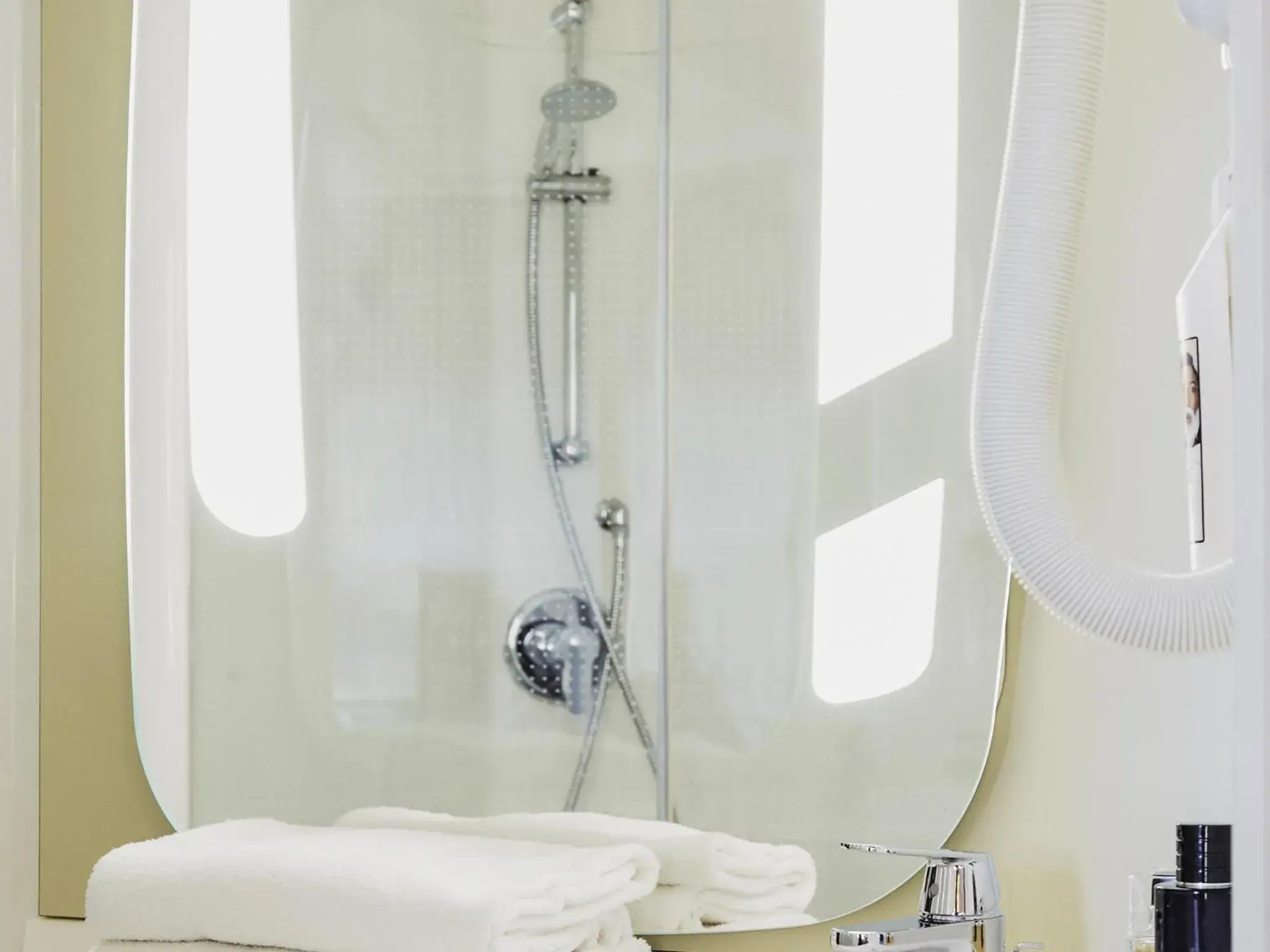 Double Room with Sea View in ibis La Ciotat Double Room with Sea View in ibis La Ciotat