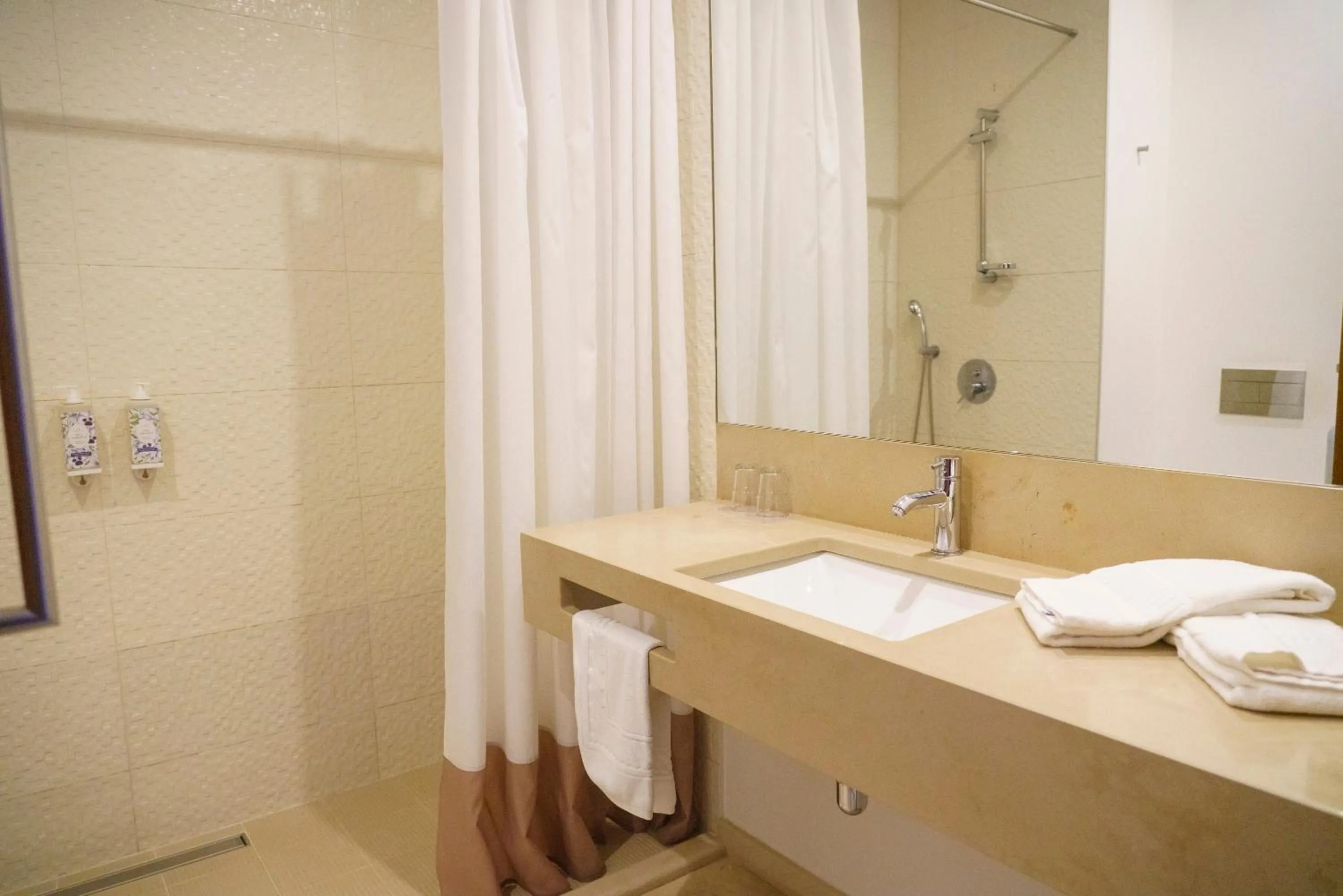 Bathroom, Bed in Real Abadia, Congress & Spa Hotel