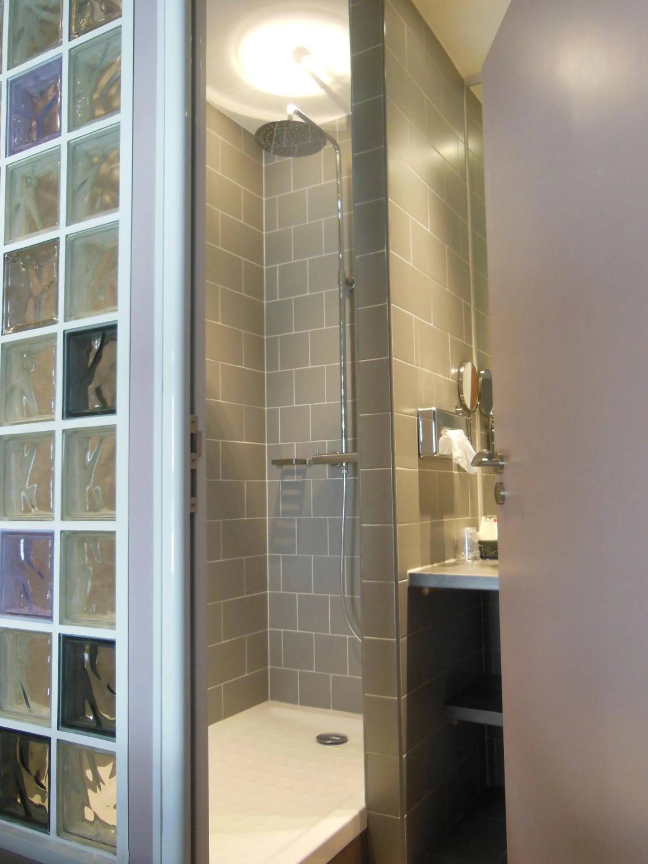 Shower in Logis Hôtel Le Glacier