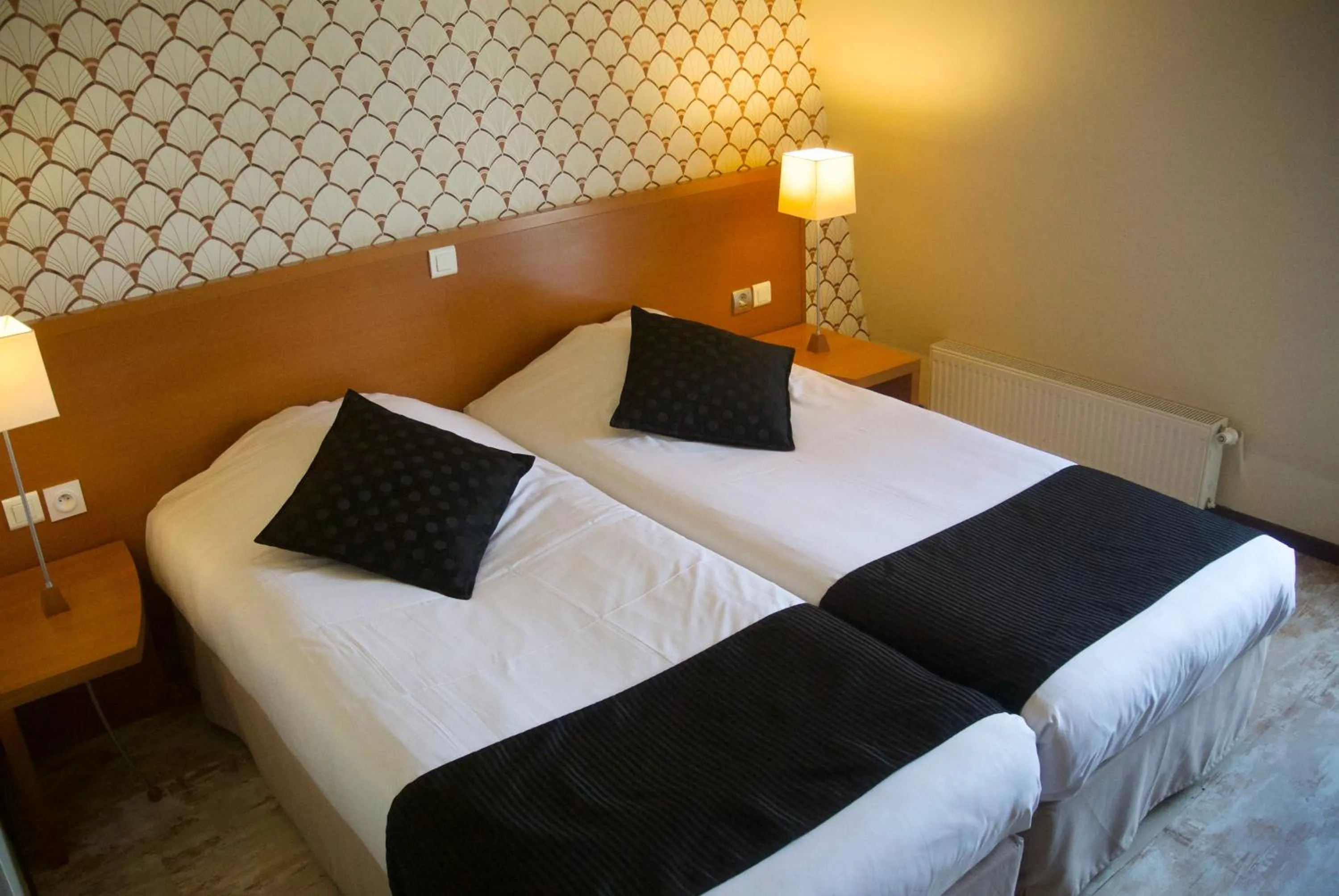 Shower, Bed in The Originals City, Hôtel Castel Burgond, Dijon Ouest