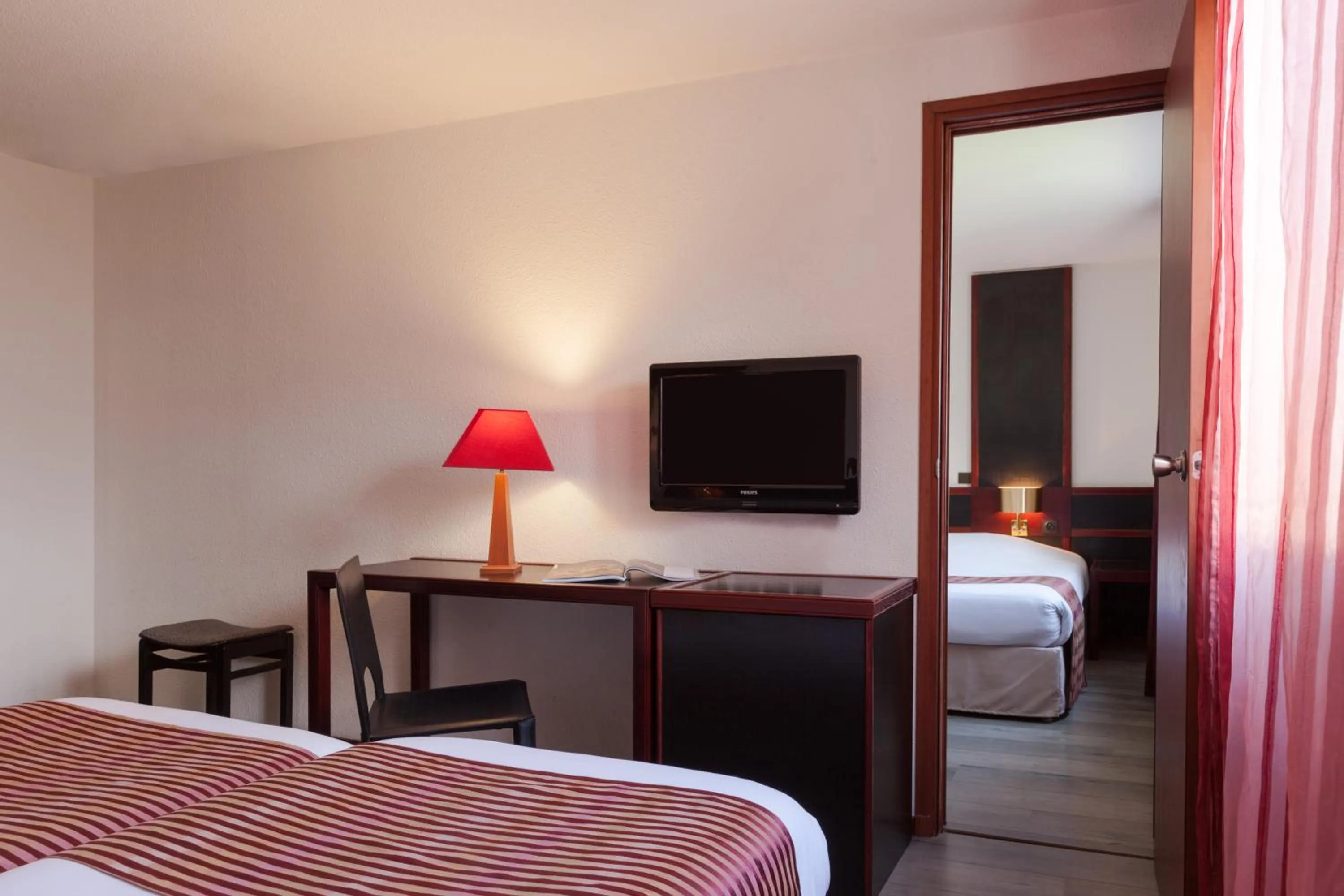 Shower, Bed in The Originals City, Hôtel Castel Burgond, Dijon Ouest