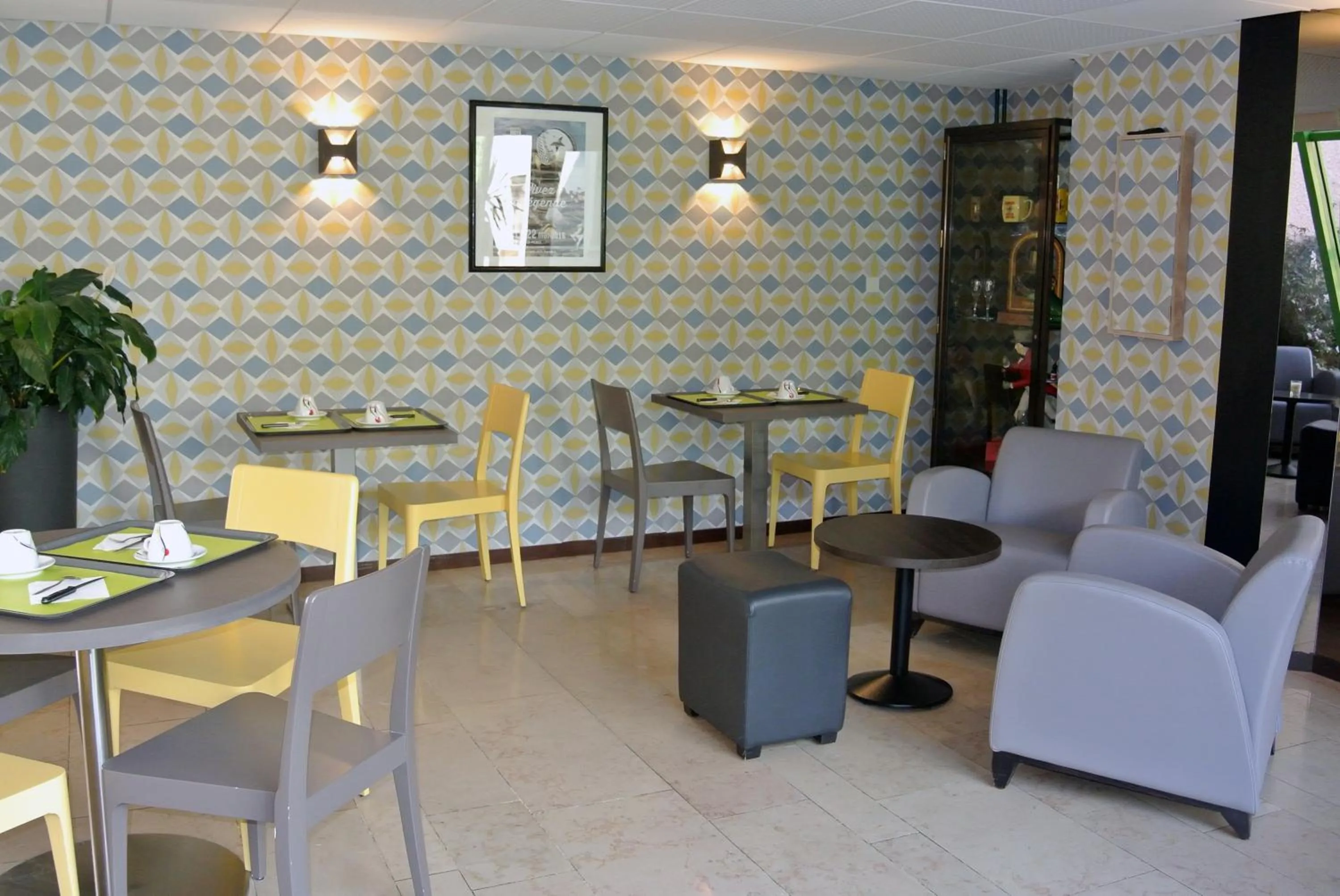 Lounge or bar in The Originals City, Hôtel Castel Burgond, Dijon Ouest