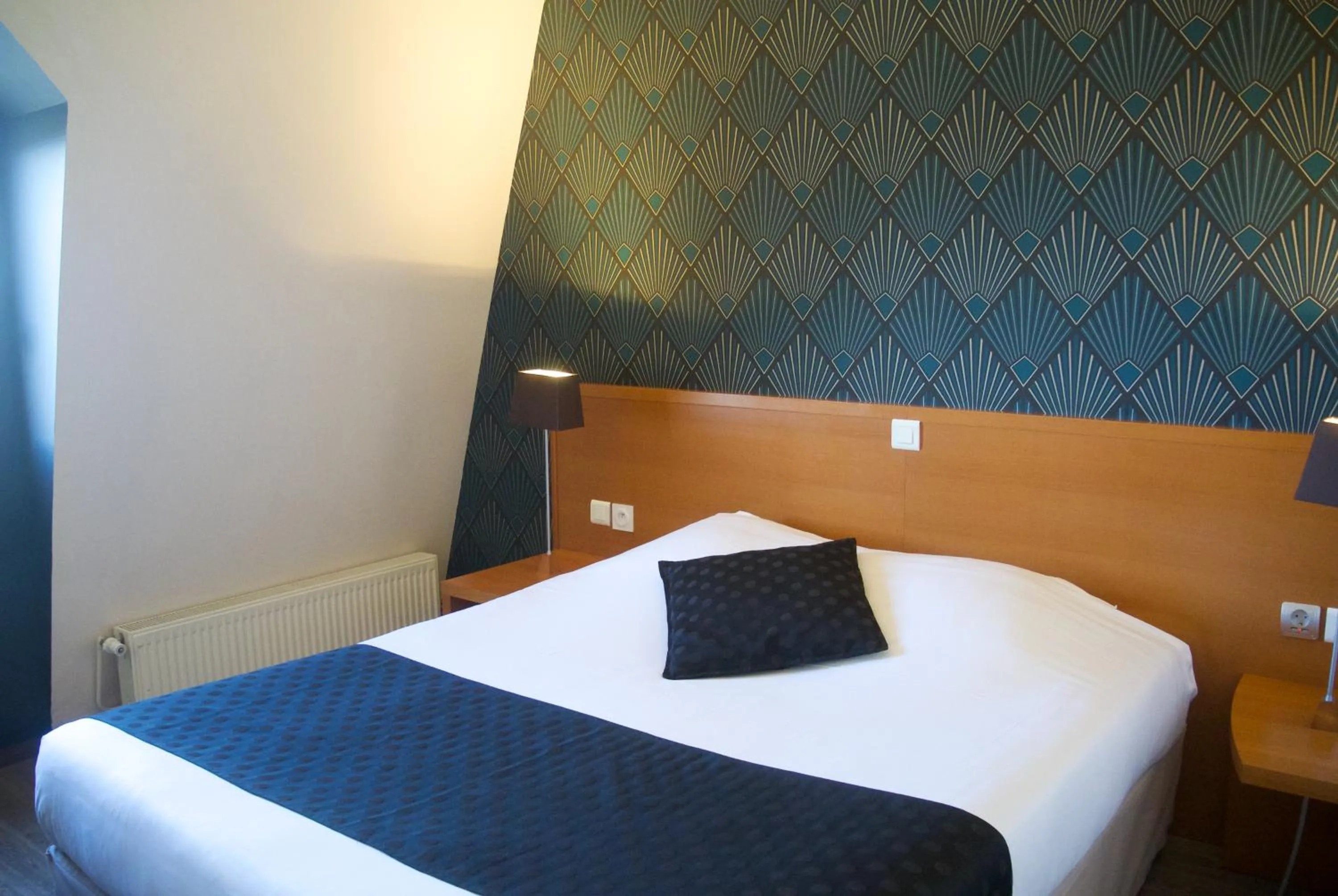 Shower, Bed in The Originals City, Hôtel Castel Burgond, Dijon Ouest