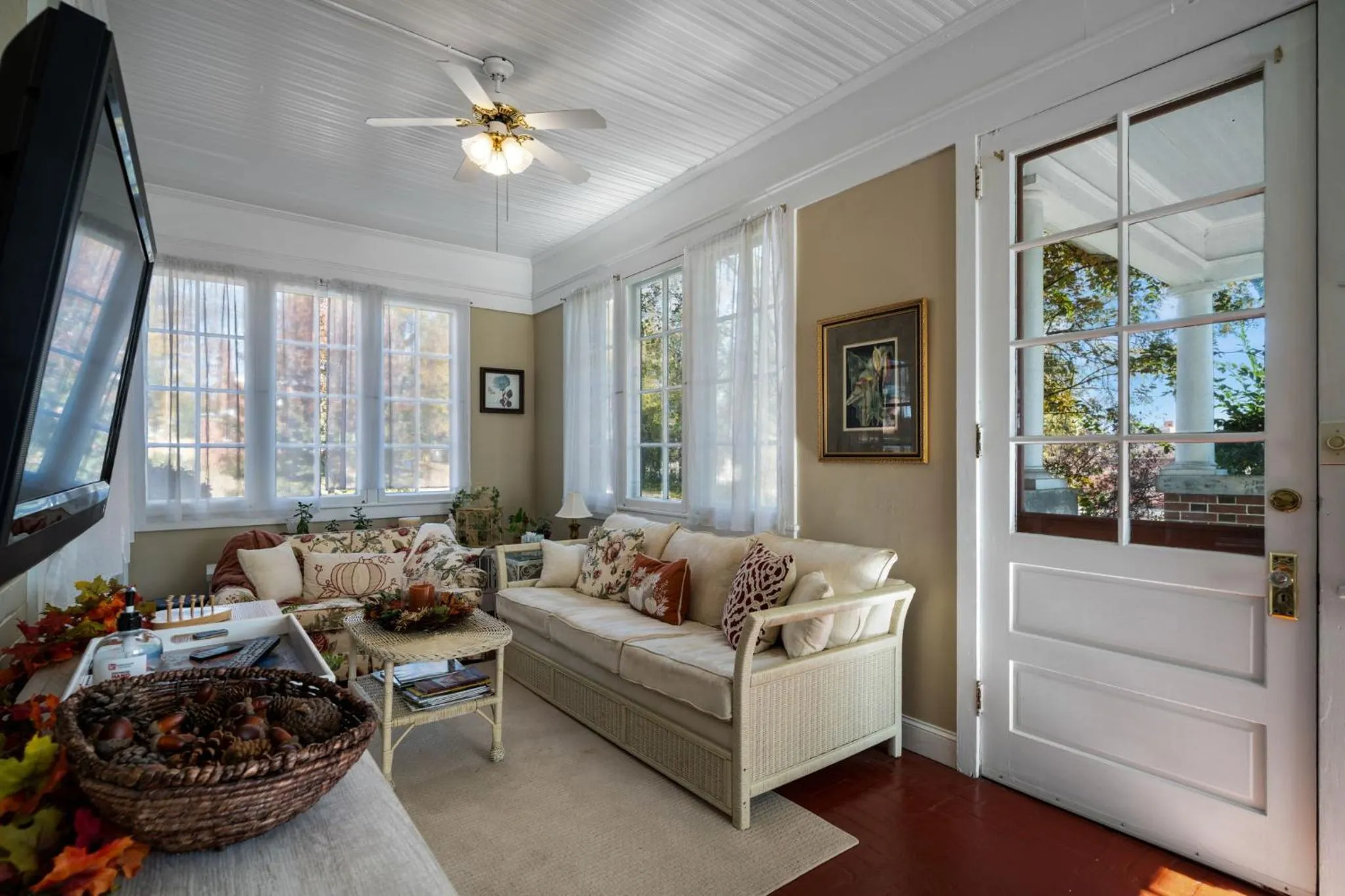 Communal lounge/ TV room in The Inn on Front Street