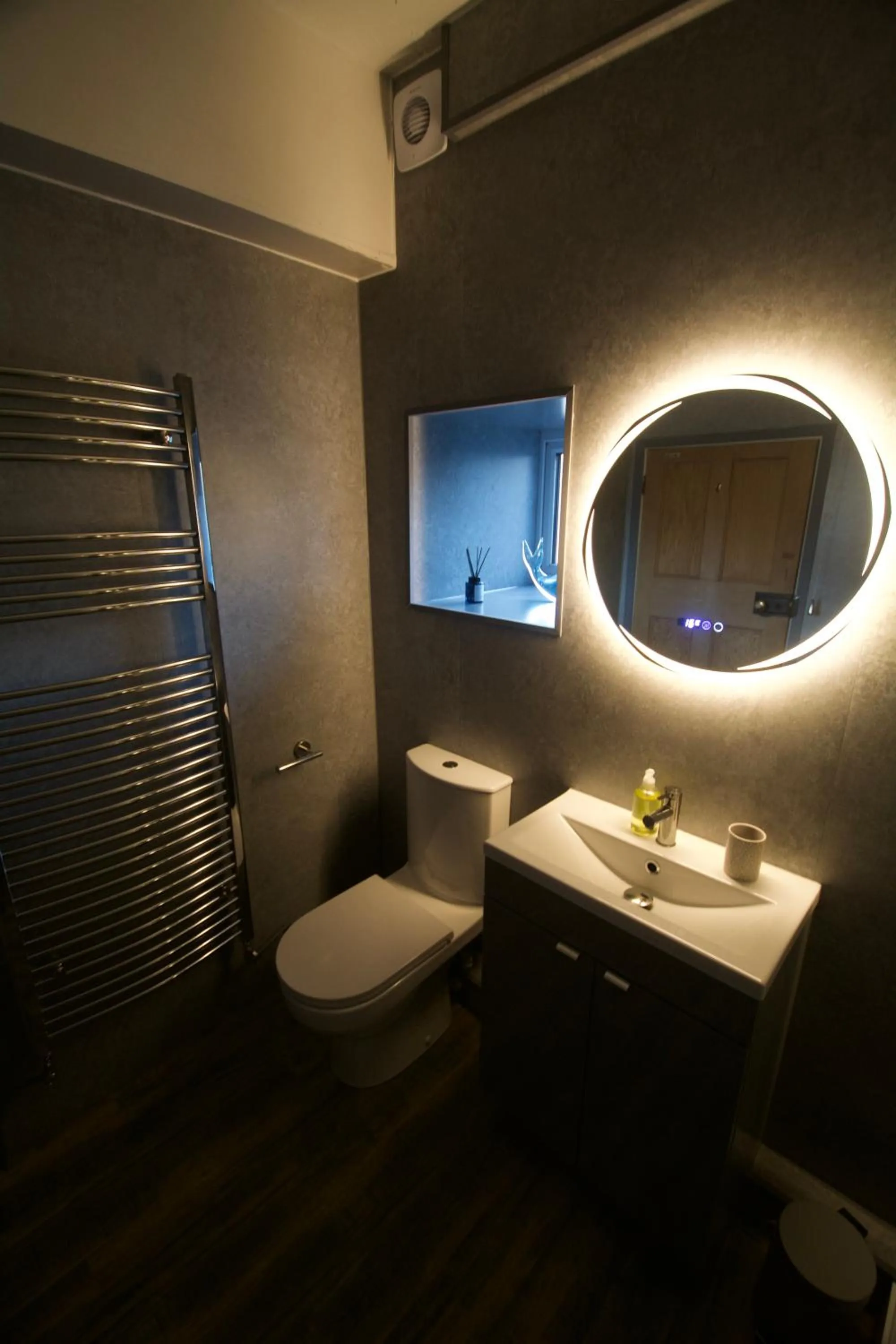 Toilet in Lea House Bed and Breakfast