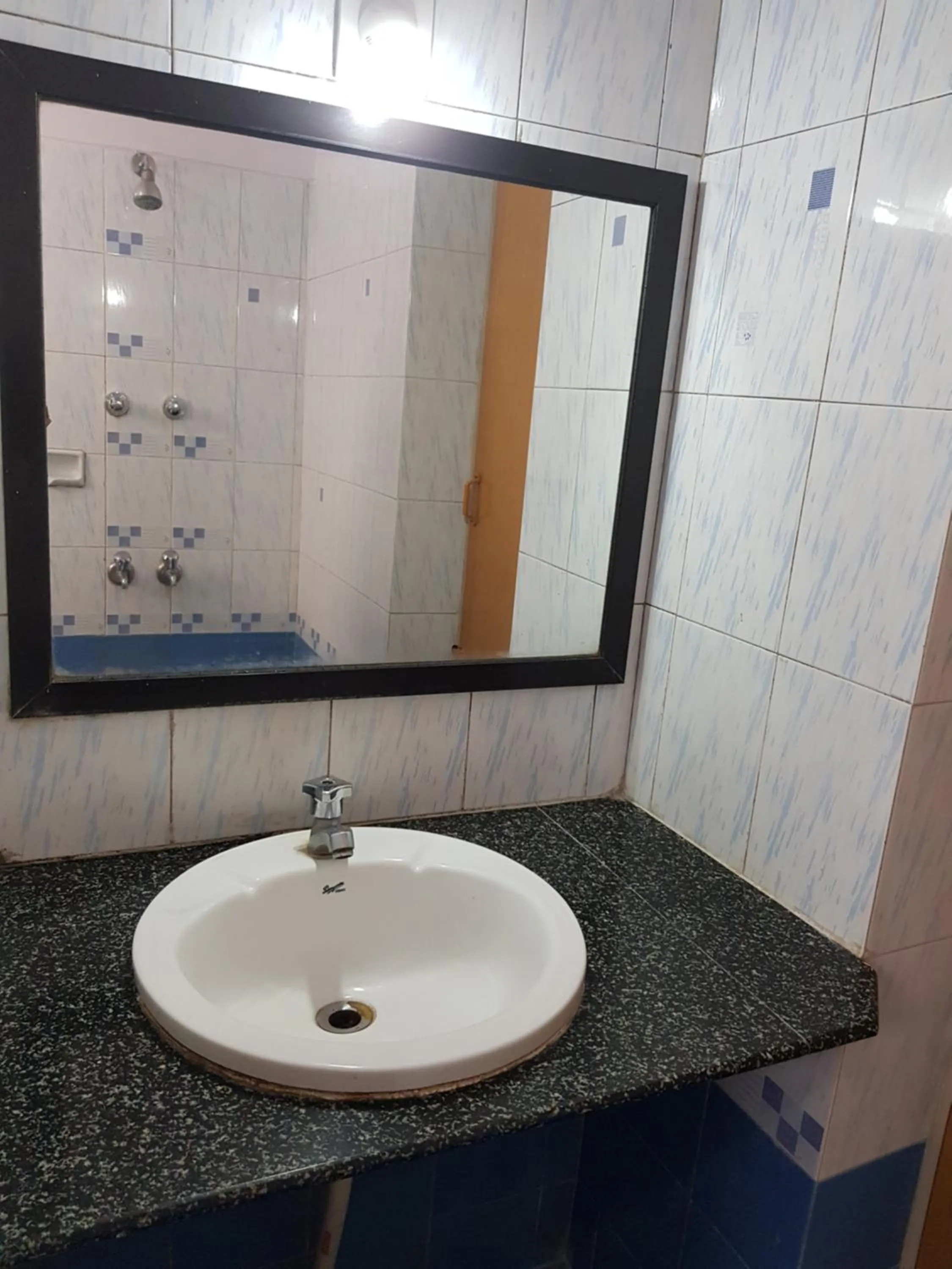 Shower in Sri Kumara Lodge