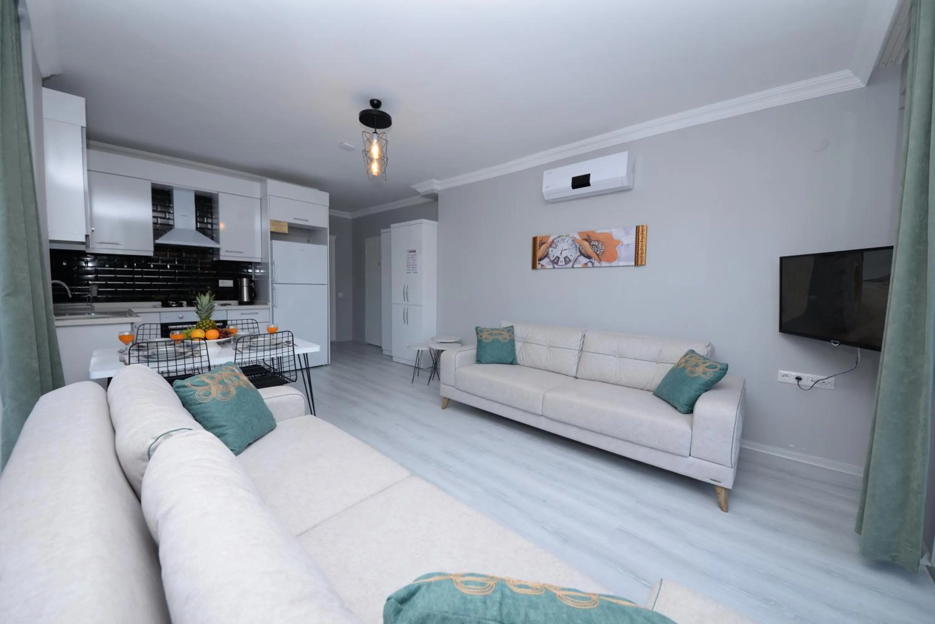 Communal lounge/ TV room in Bahçe Apart