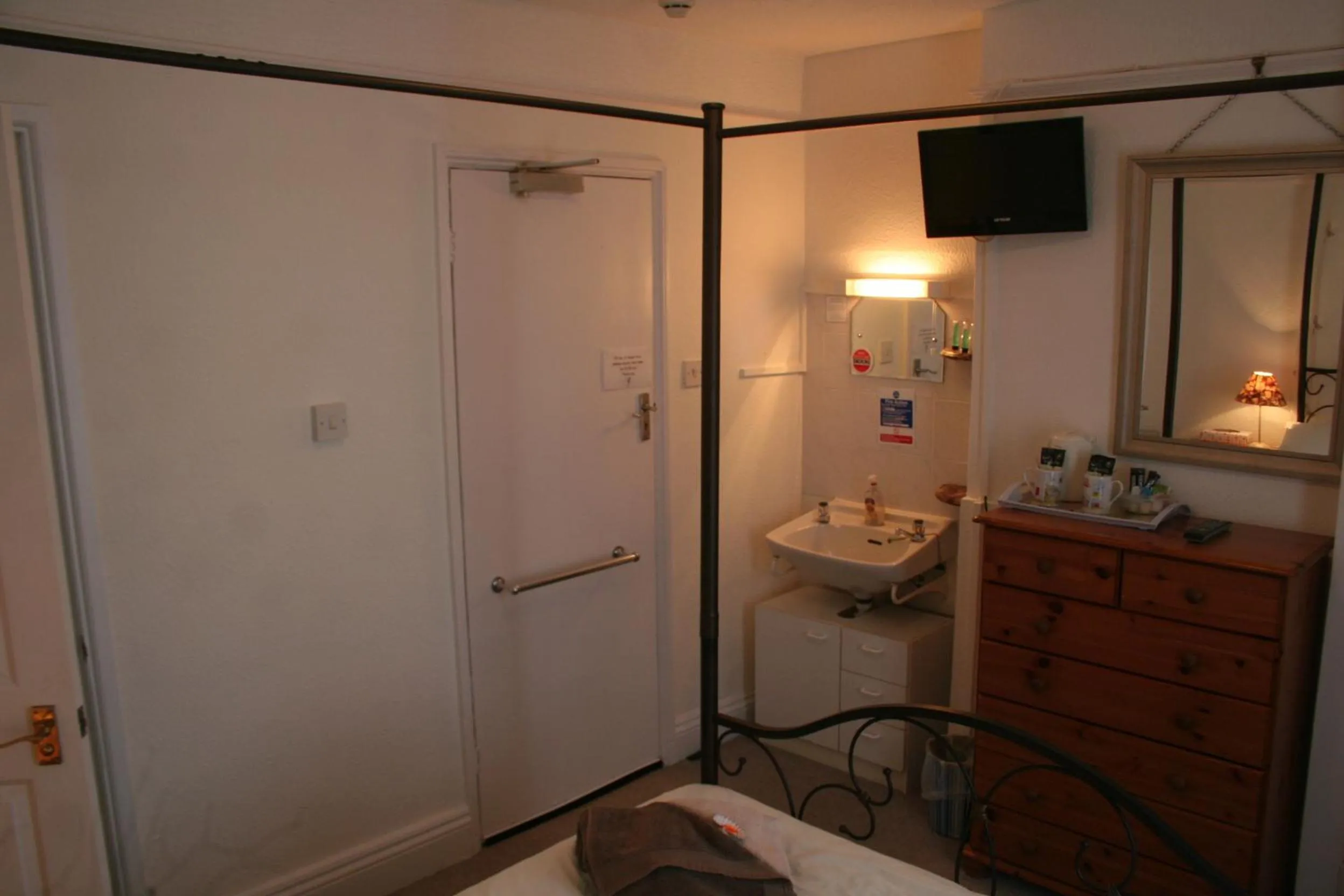 Photo of the whole room, Bed in The Haldon Guest House